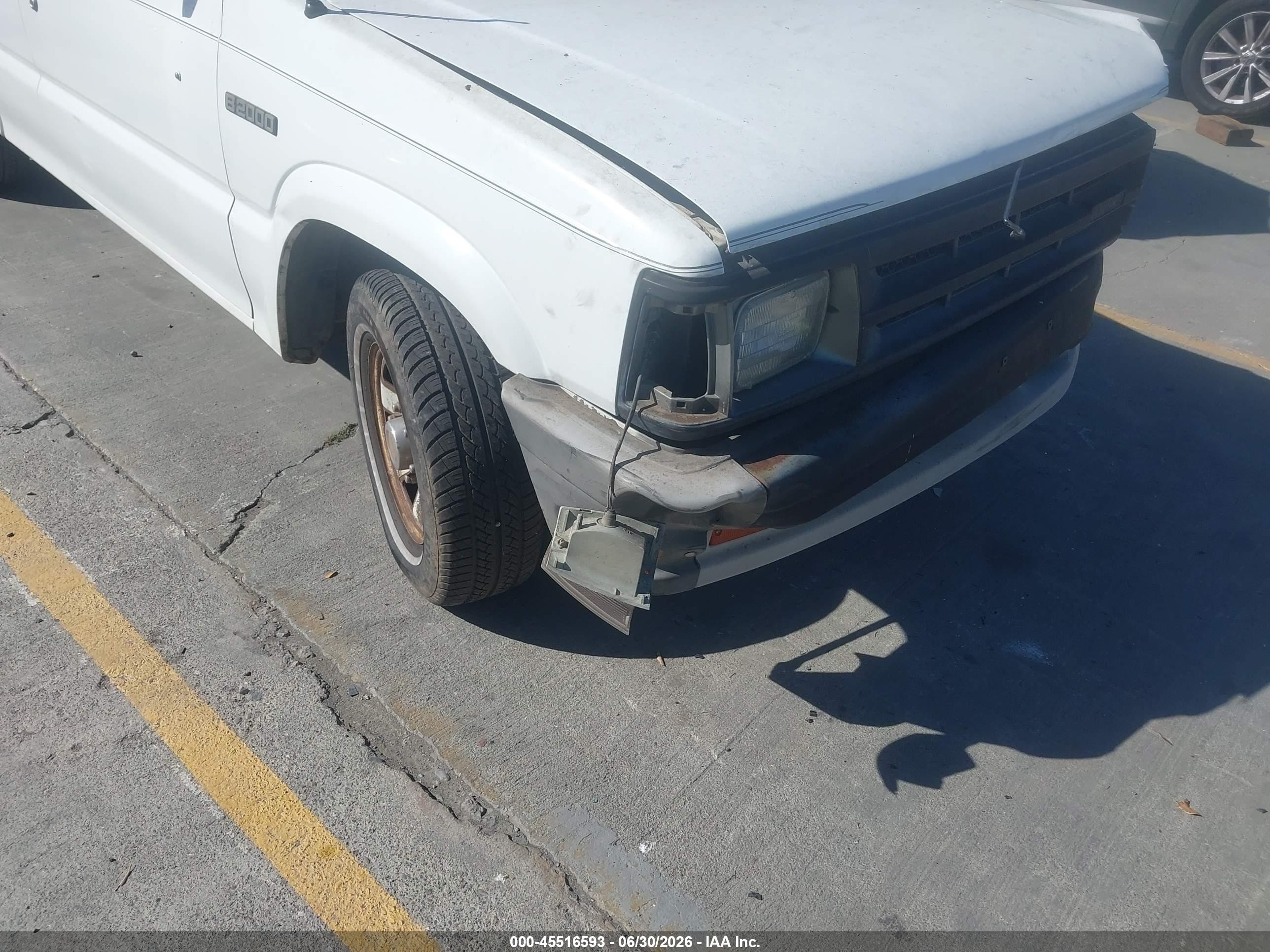 1987 Mazda B2000 Cab Plus White vin: JM2UF3117H0605018