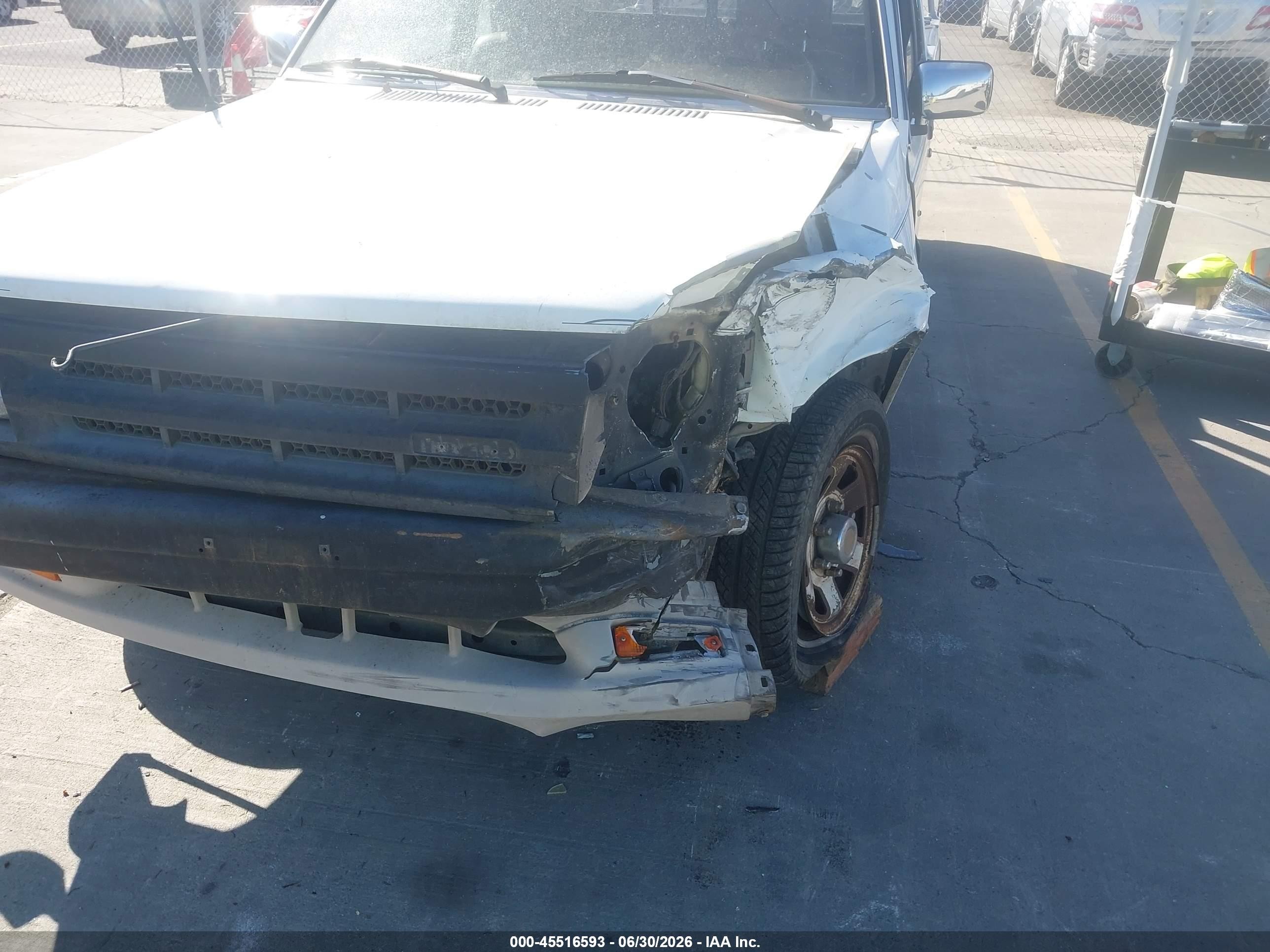 1987 Mazda B2000 Cab Plus White vin: JM2UF3117H0605018