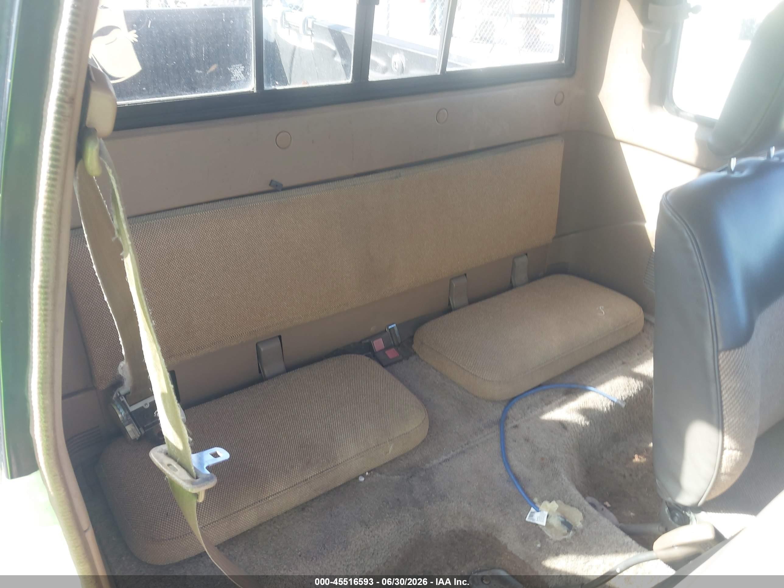 1987 Mazda B2000 Cab Plus White vin: JM2UF3117H0605018