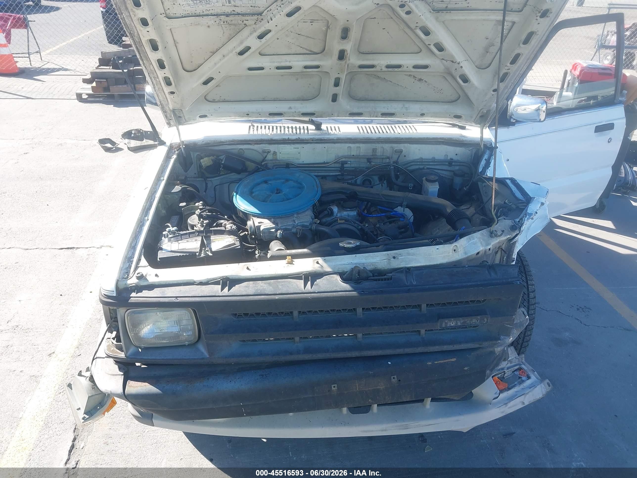 1987 Mazda B2000 Cab Plus White vin: JM2UF3117H0605018