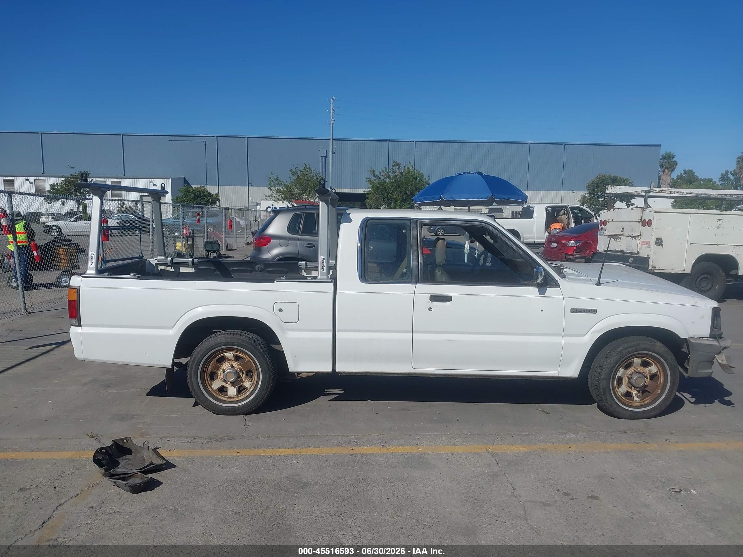 1987 Mazda B2000 Cab Plus White vin: JM2UF3117H0605018