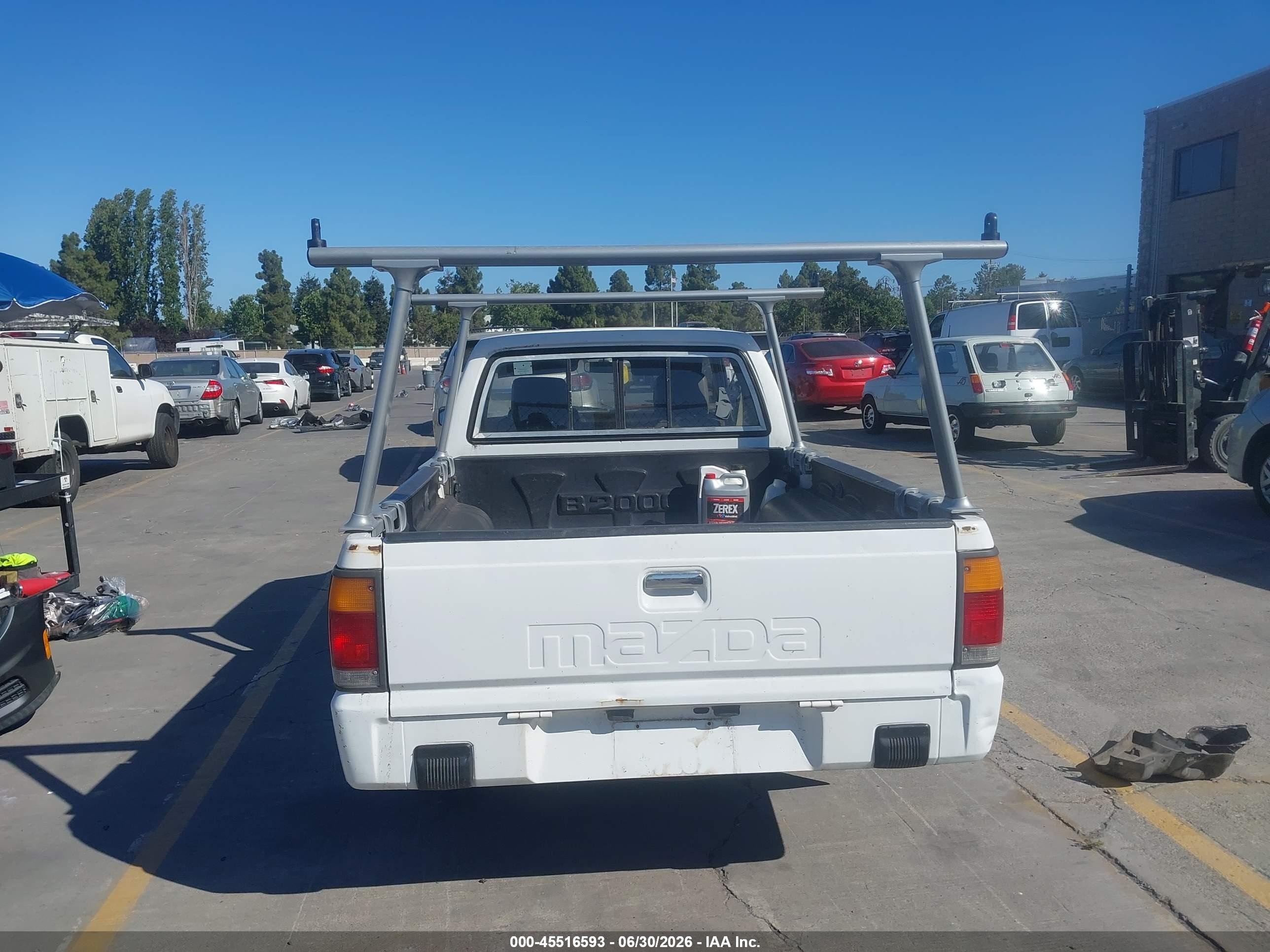 1987 Mazda B2000 Cab Plus White vin: JM2UF3117H0605018