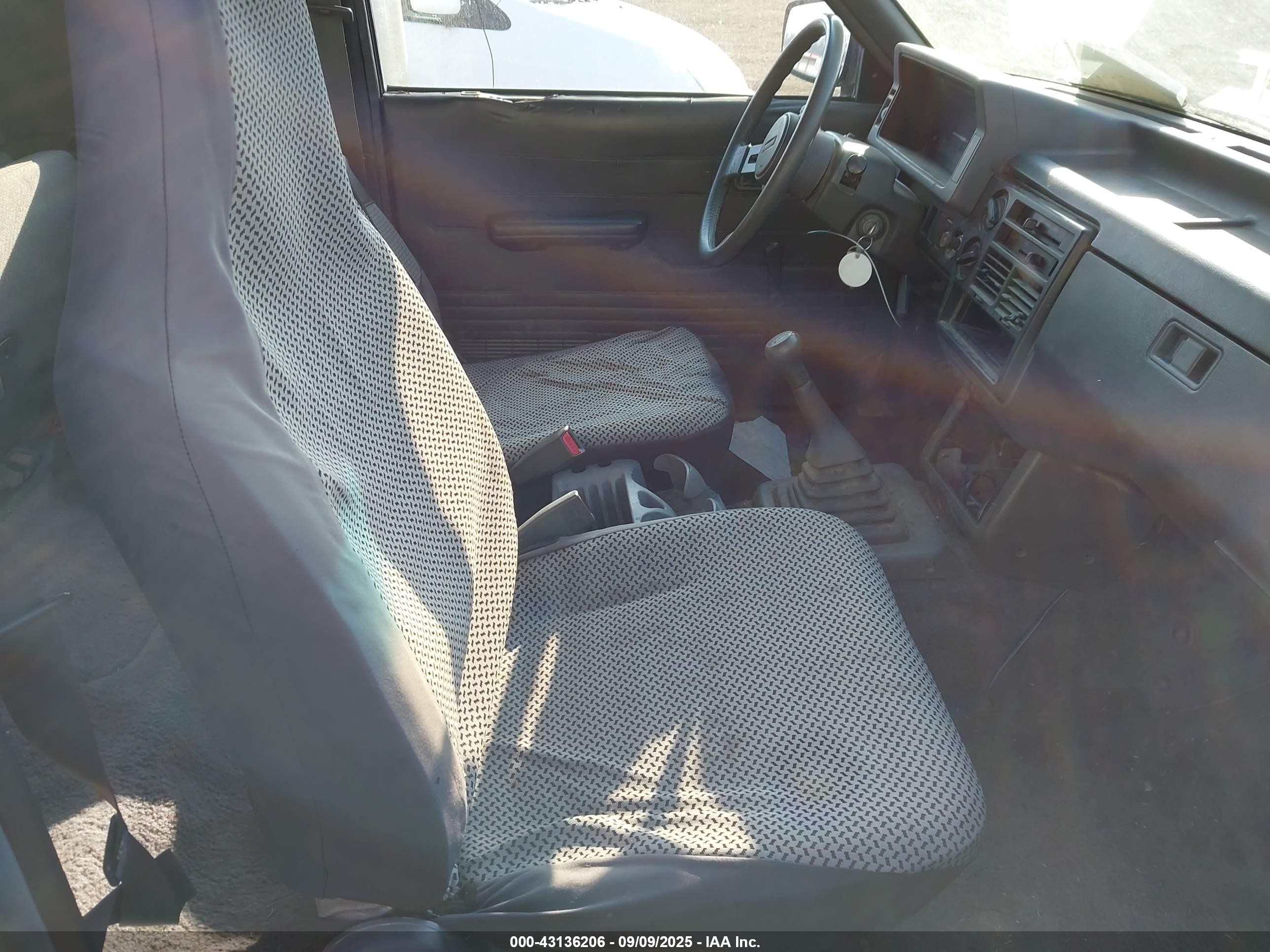 1991 Mazda B2200 Cab Plus Синий vin: JM2UF3138M0144245