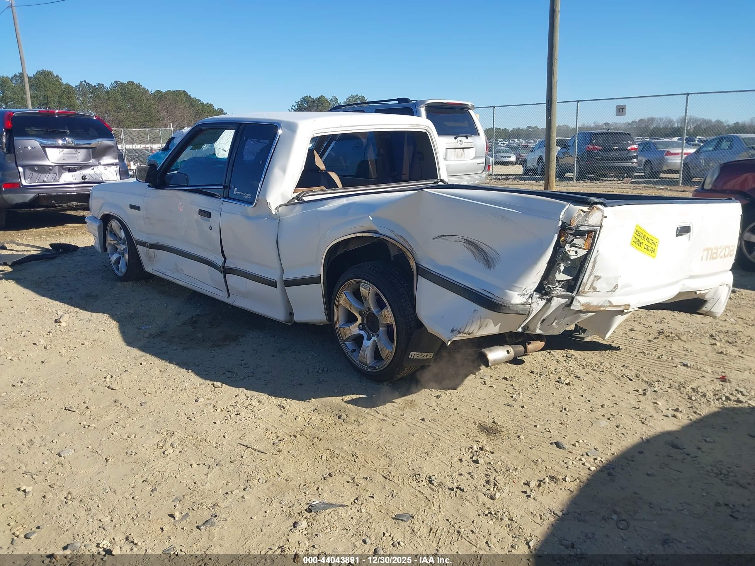 1991 Mazda B2200 Cab Plus White vin: JM2UF3139M0109567