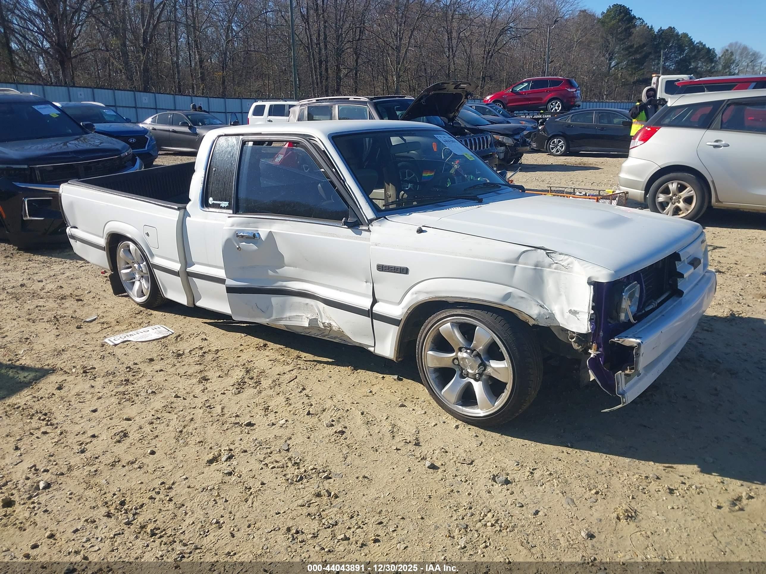 1991 Mazda B2200 Cab Plus White vin: JM2UF3139M0109567
