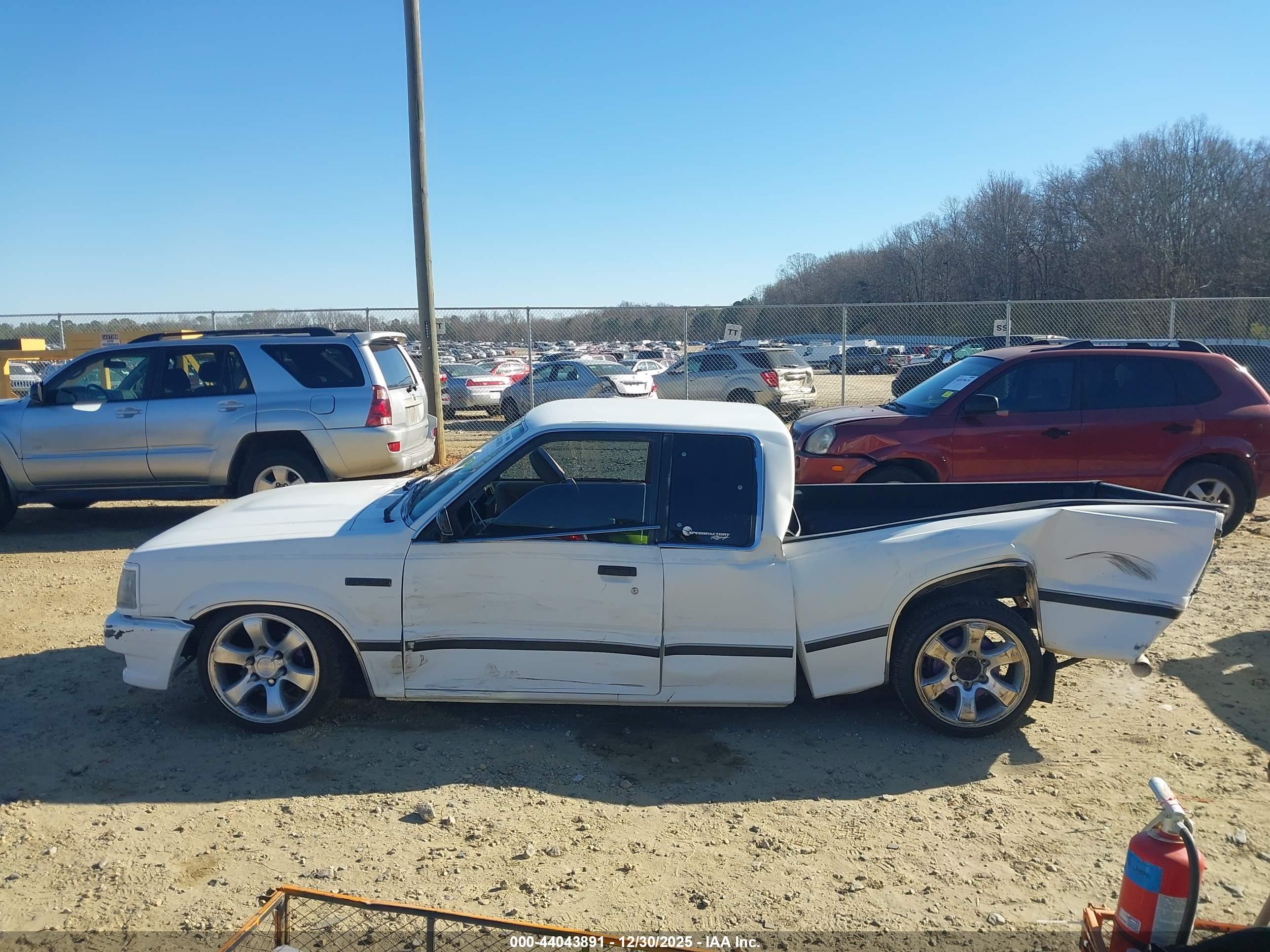 1991 Mazda B2200 Cab Plus White vin: JM2UF3139M0109567