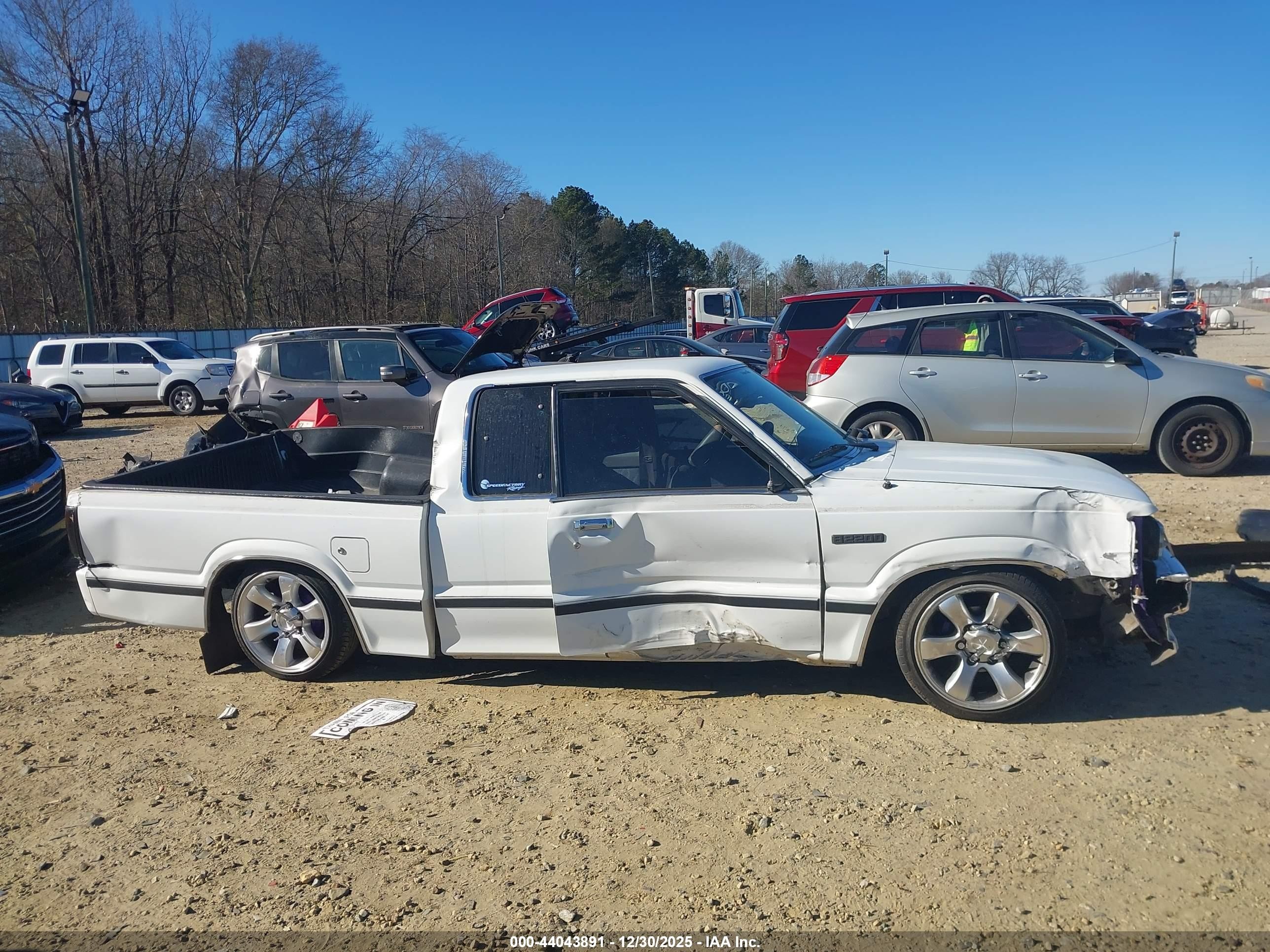 1991 Mazda B2200 Cab Plus White vin: JM2UF3139M0109567