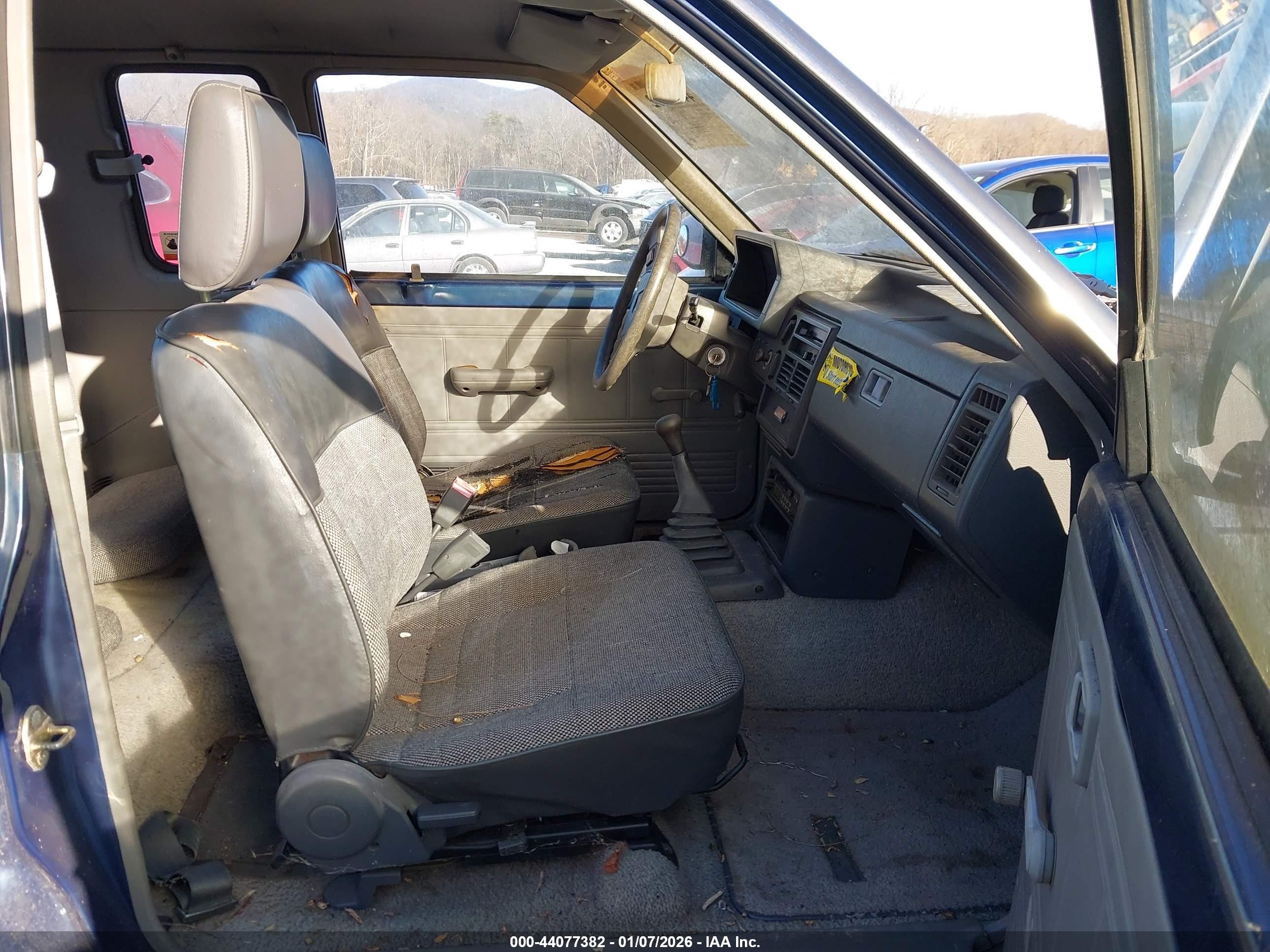 1989 Mazda B2200 Cab Plus Blue vin: JM2UF313XK0739076
