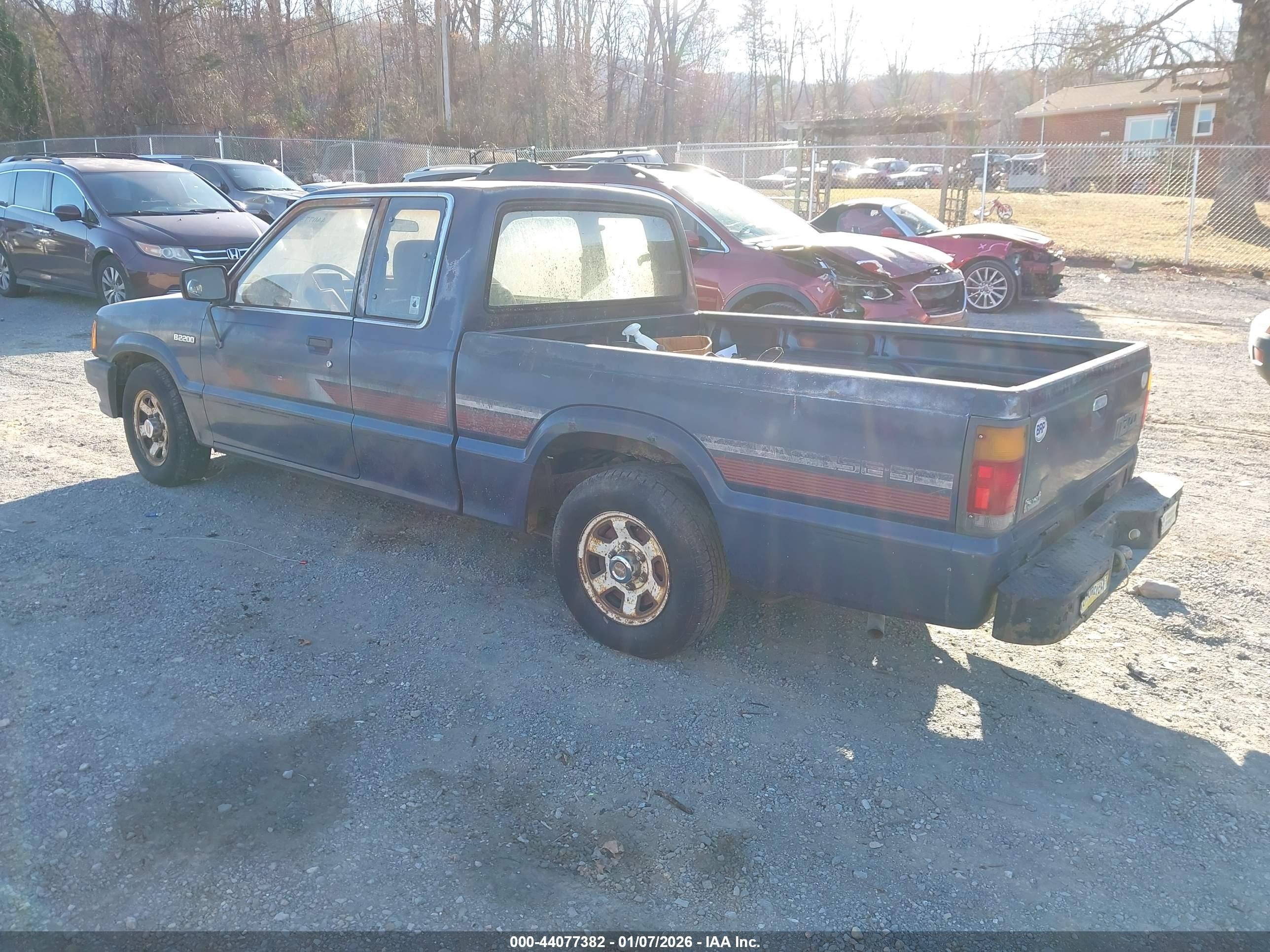 1989 Mazda B2200 Cab Plus Blue vin: JM2UF313XK0739076