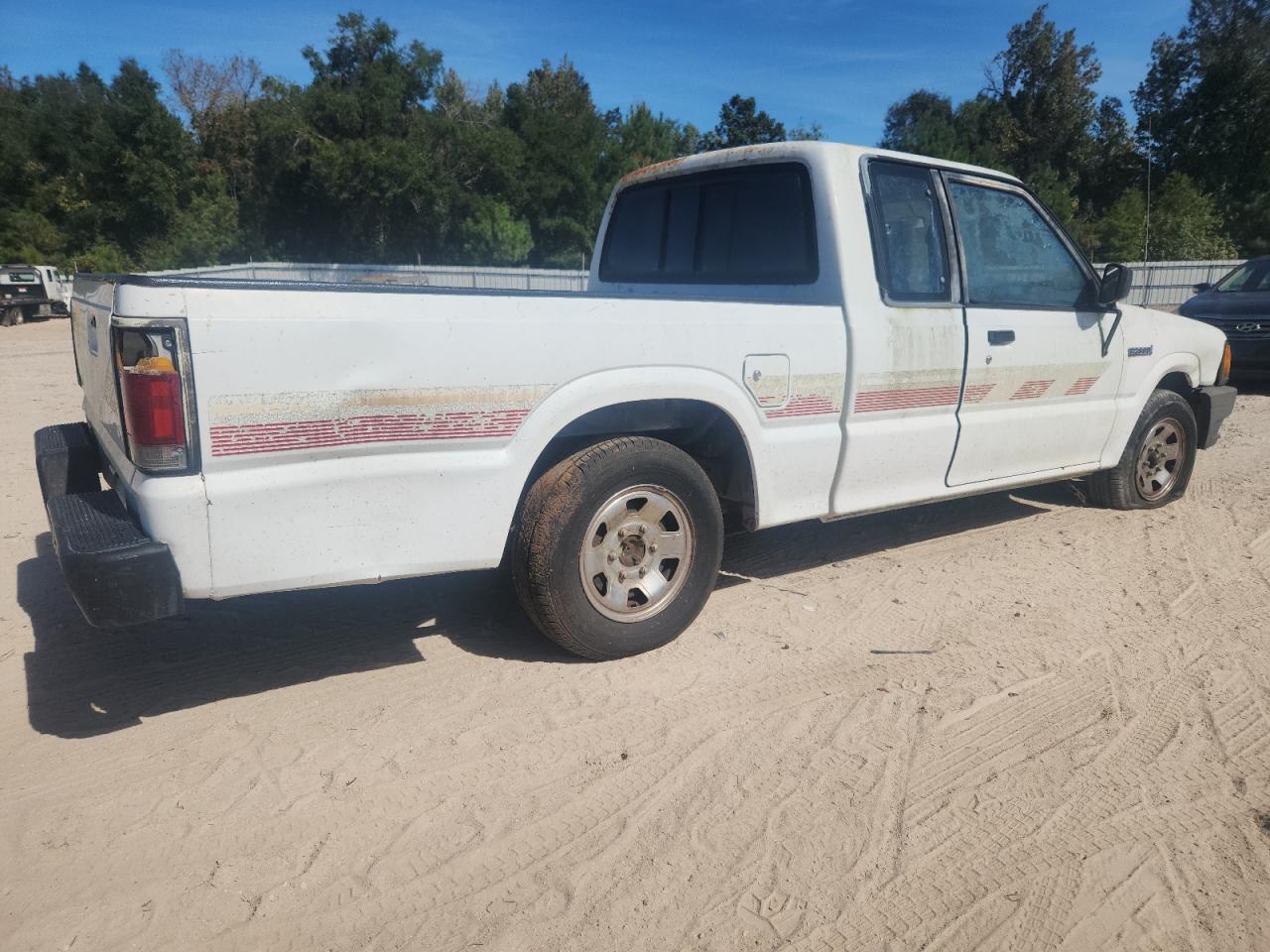 1991 Mazda B2600 Cab Plus White vin: JM2UF3146M0142275