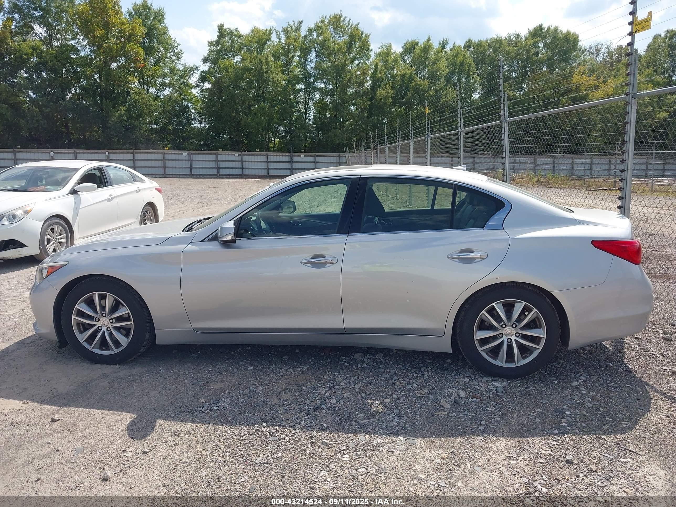 2015 Infiniti Q50 Hybrid Premium Silver vin: JN1AV7AP4FM790045