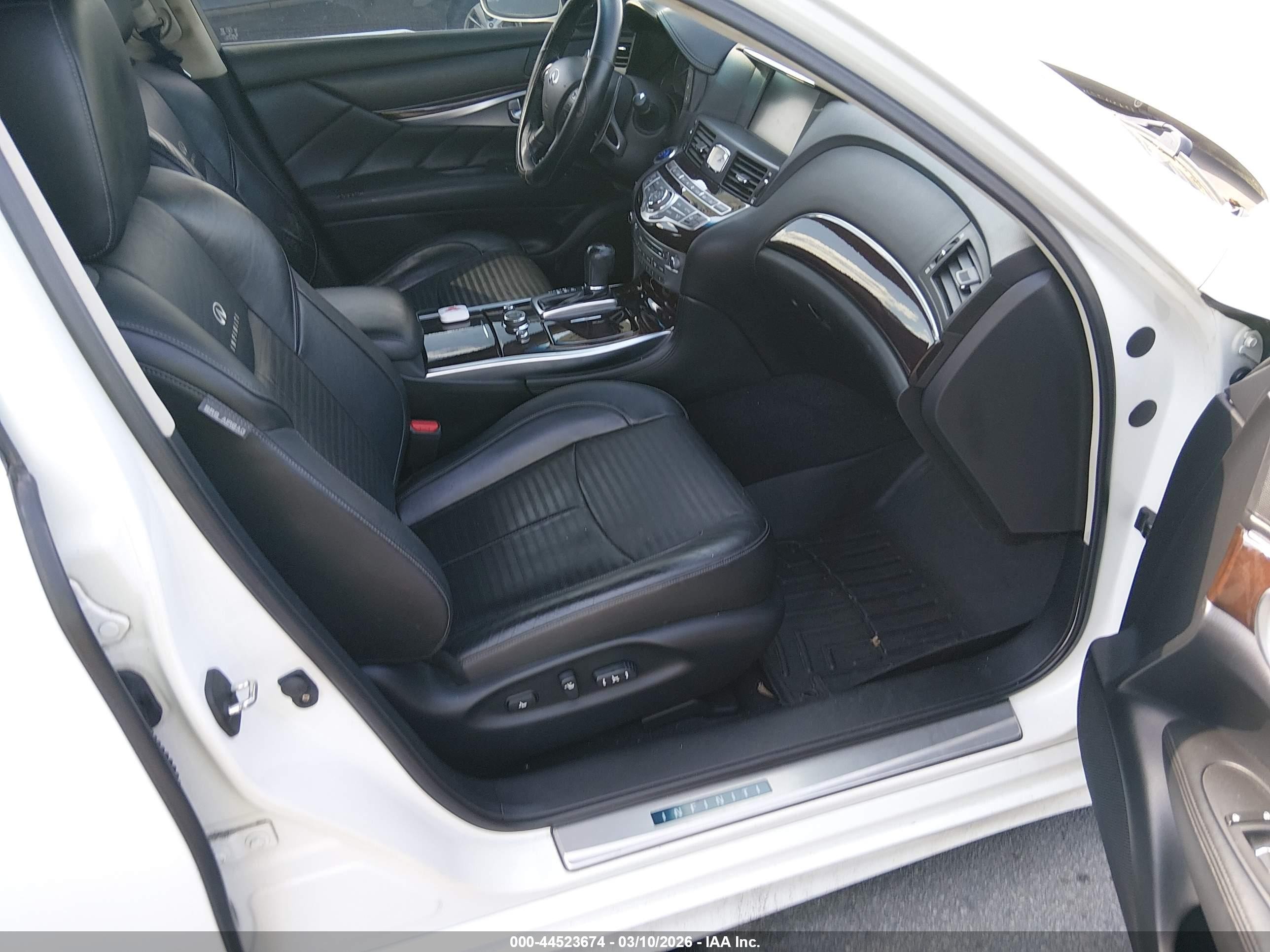 2012 Infiniti M56   White vin: JN1AY1AP3CM530347