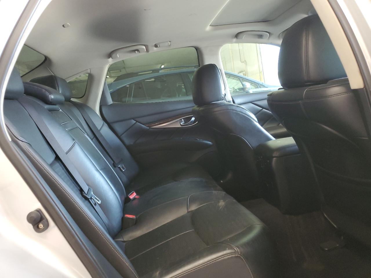 2012 Infiniti M56 Silver vin: JN1AY1AP7CM530173