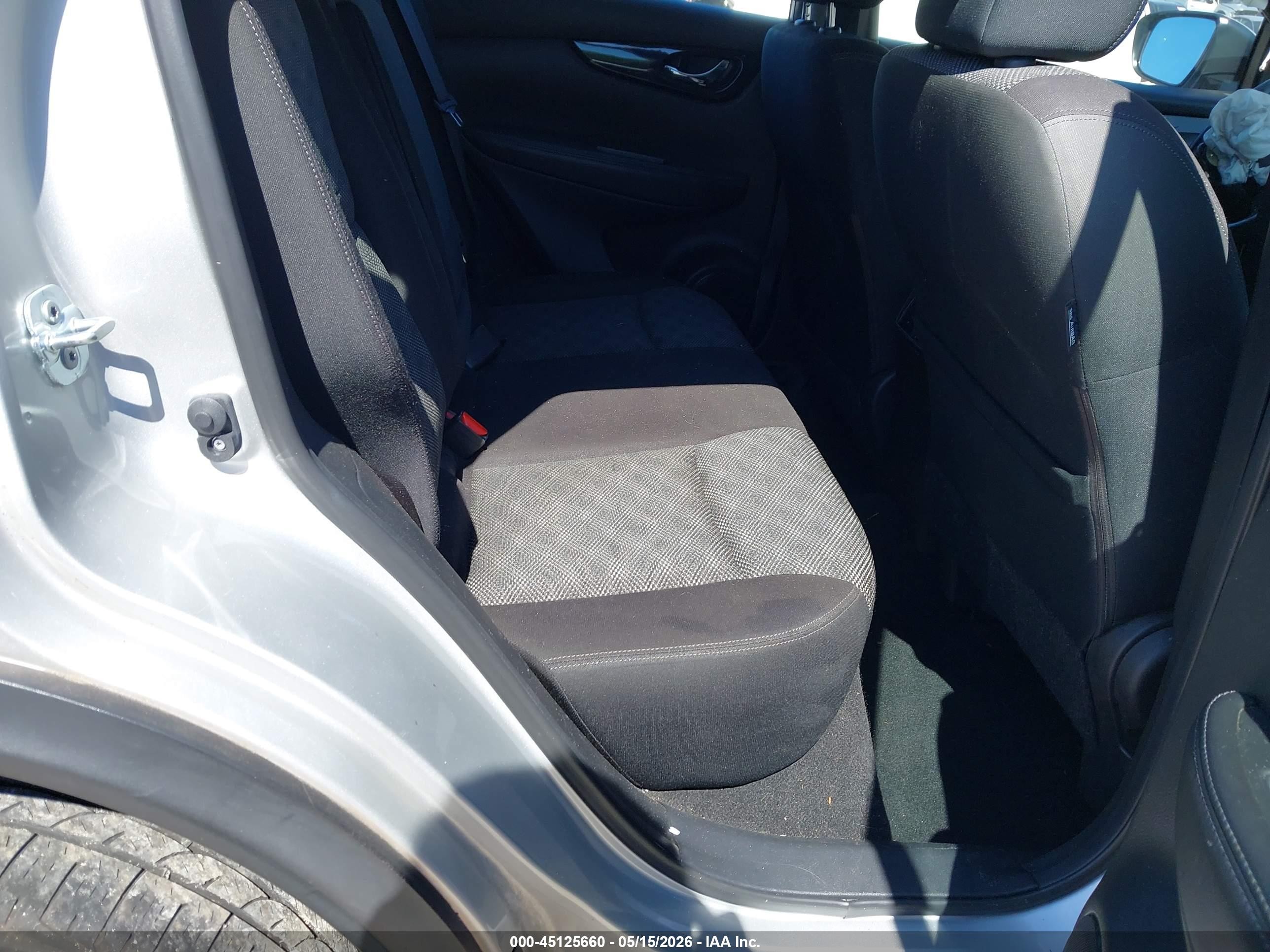 2017 Nissan Rogue Sport Sv Серебряный vin: JN1BJ1CP1HW024646