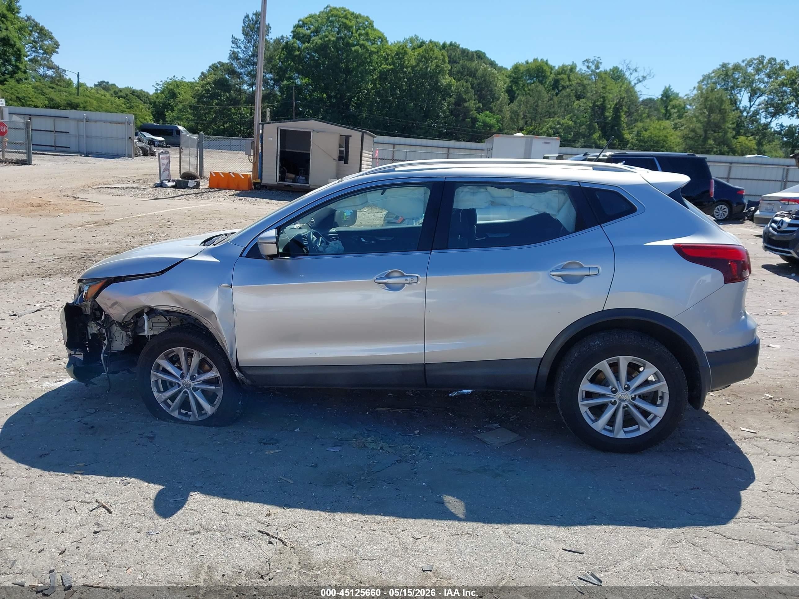2017 Nissan Rogue Sport Sv Серебряный vin: JN1BJ1CP1HW024646