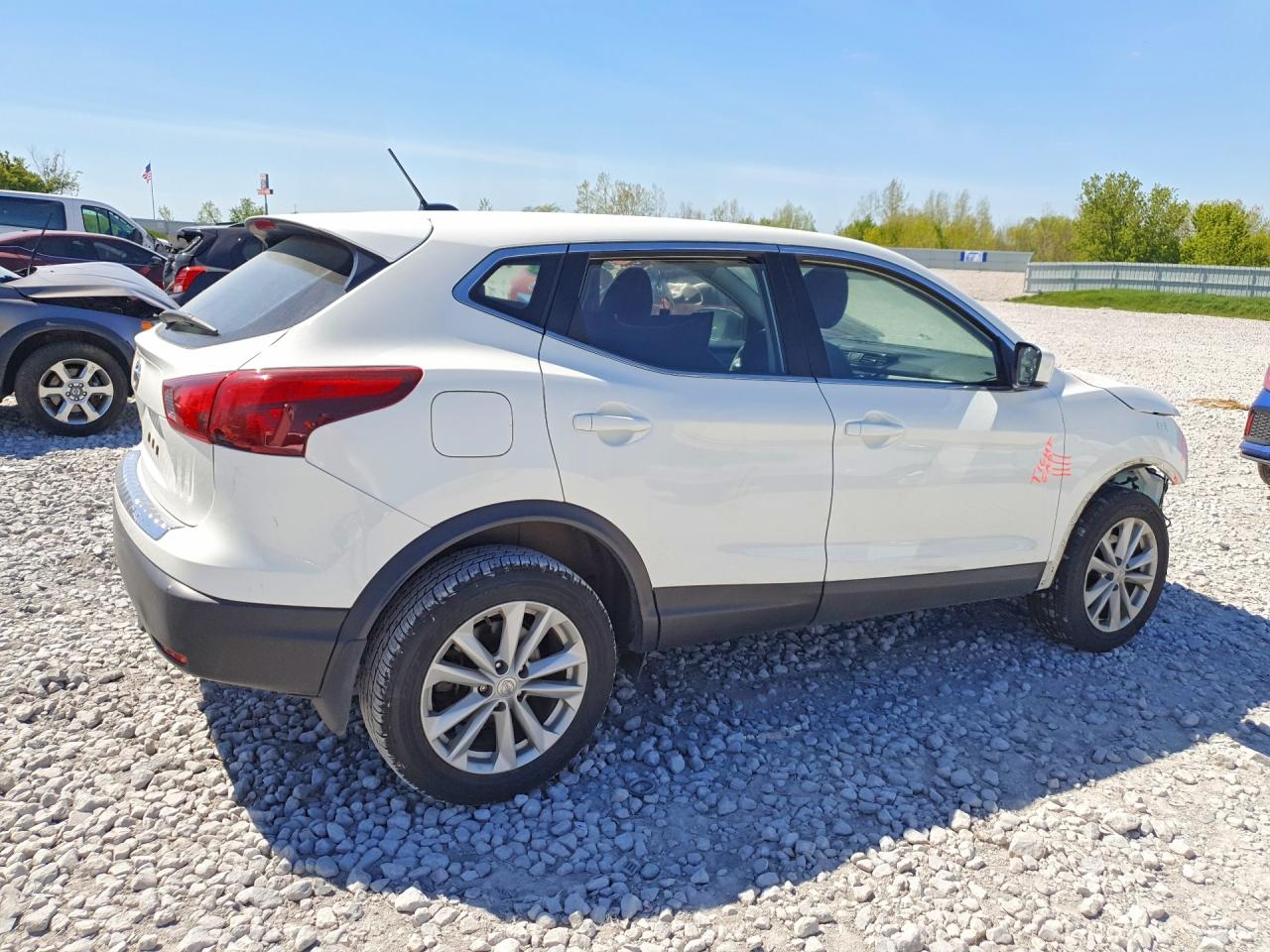 2017 Nissan Rogue Sport S White vin: JN1BJ1CP2HW022159