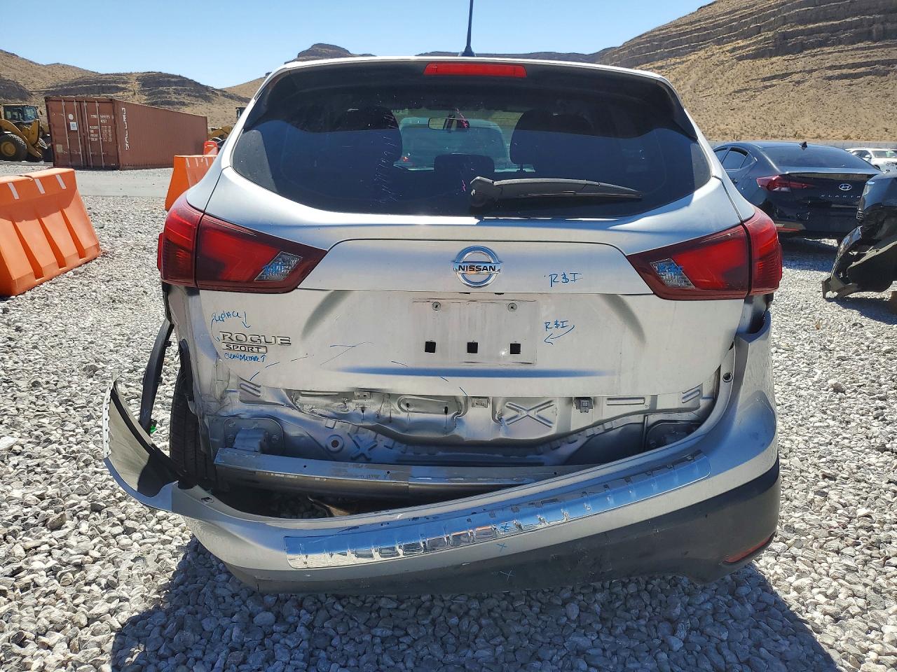 2017 Nissan Rogue Sport S Серебряный vin: JN1BJ1CP6HW017269