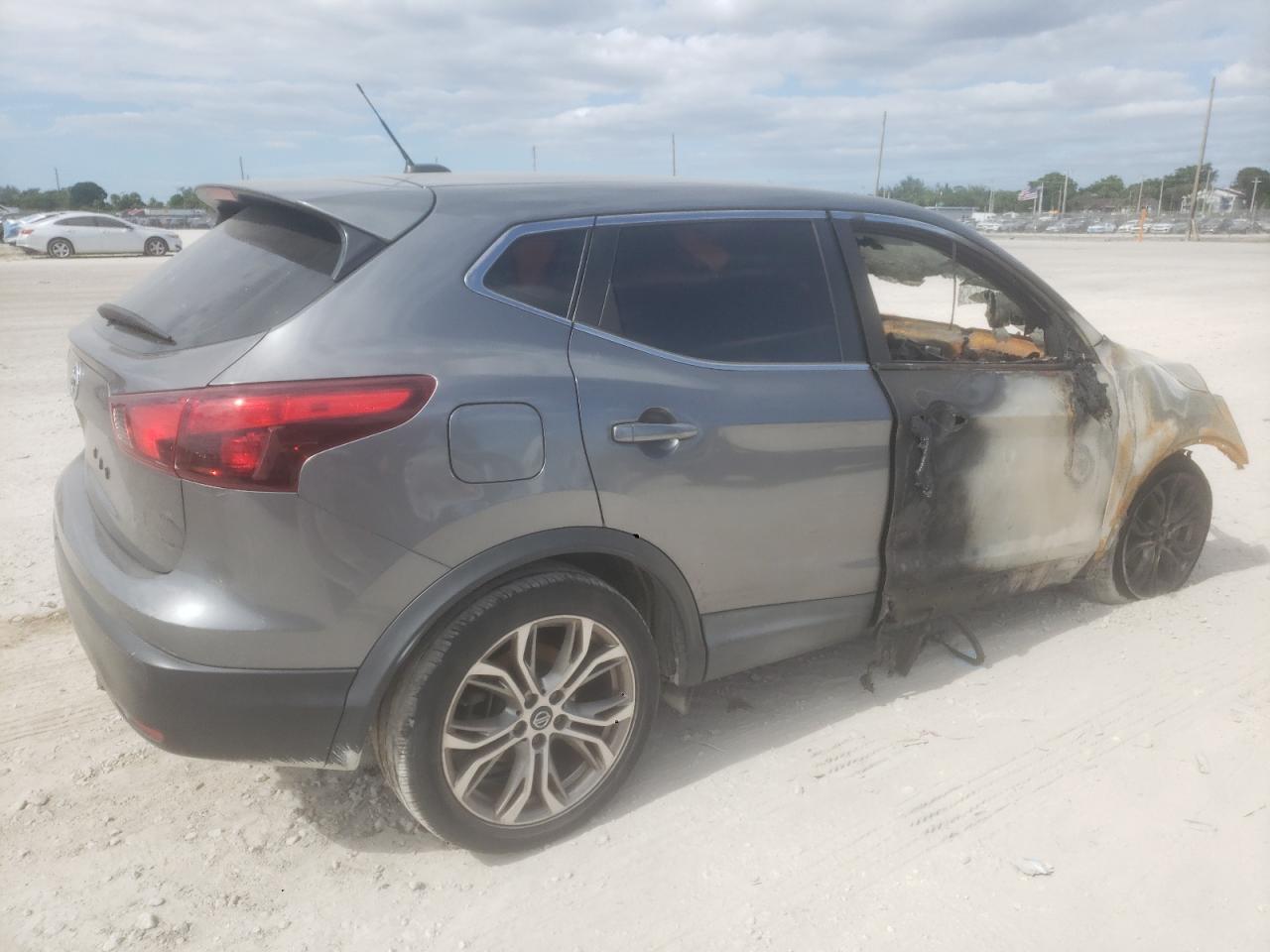 2019 Nissan Rogue Sport Gray vin: JN1BJ1CP8KW526027