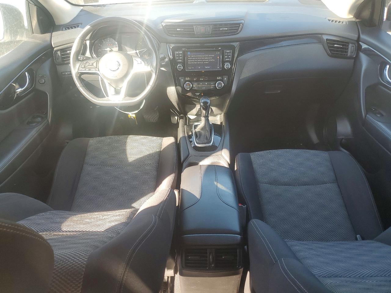 2017 Nissan Rogue Sport Sv Серебряный vin: JN1BJ1CR2HW143159