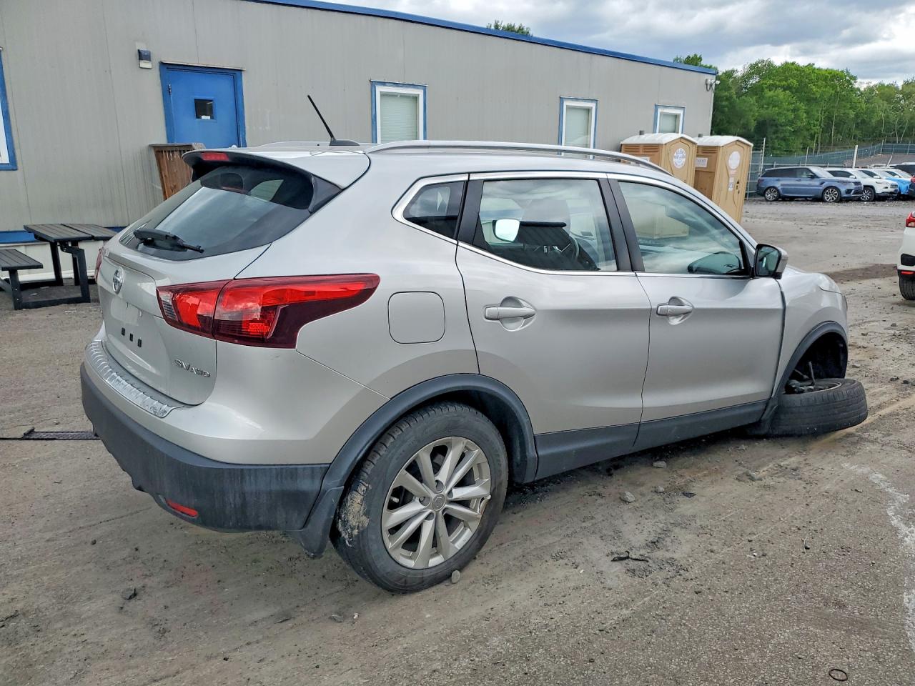 2017 Nissan Rogue Sport Sv Серебряный vin: JN1BJ1CR2HW143159