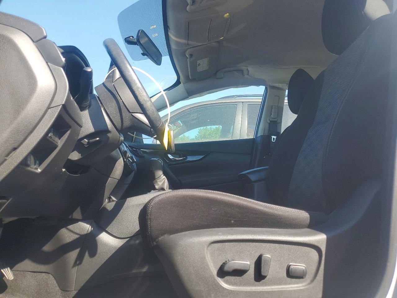 2017 Nissan Rogue Sport Sv Серебряный vin: JN1BJ1CR2HW143159