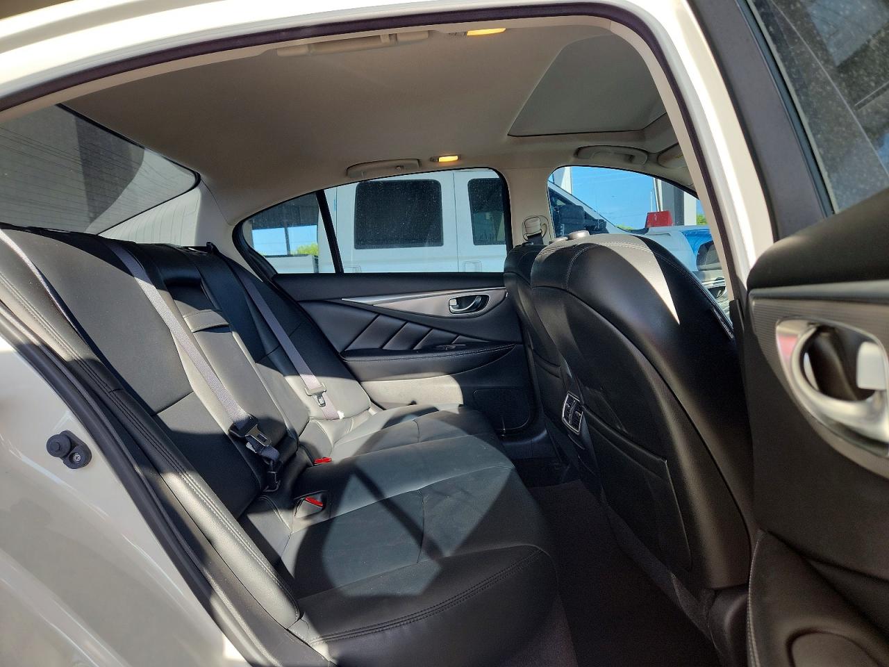 2015 Infiniti Q50 Base White vin: JN1BV7AP1FM356329