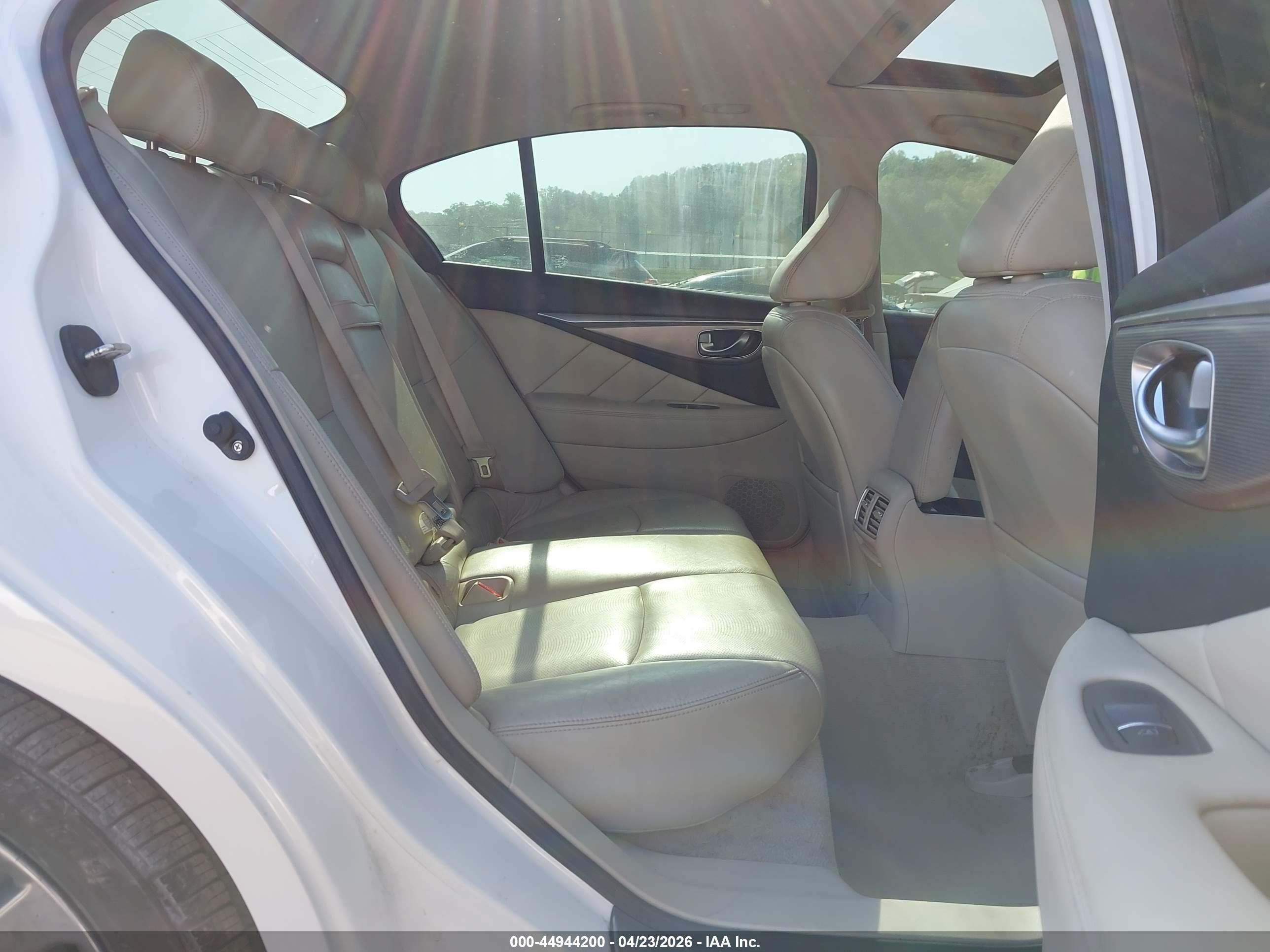 2015 Infiniti Q50 Premium White vin: JN1BV7AP2FM348644