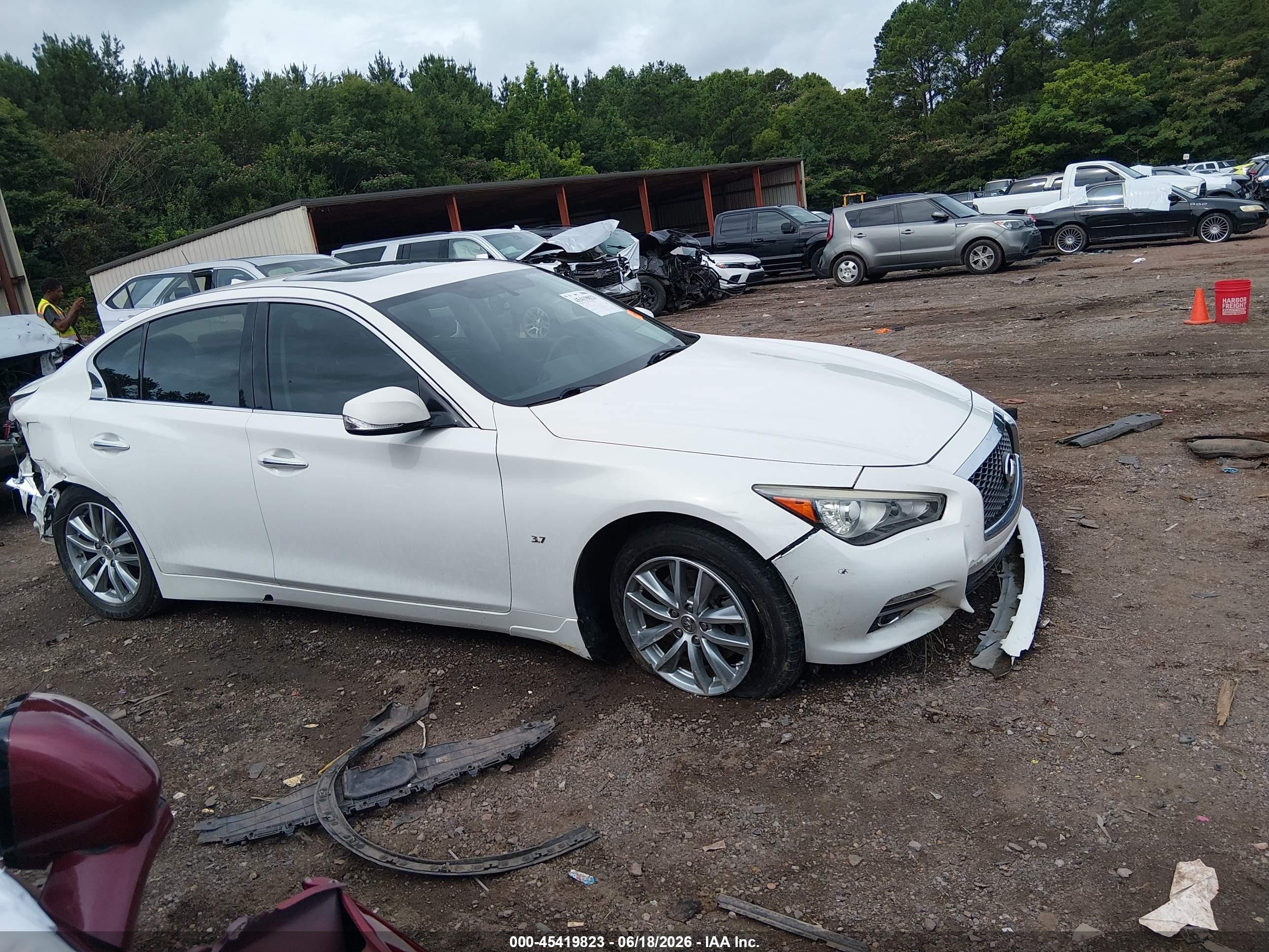 2015 Infiniti Q50 Premium White vin: JN1BV7AP2FM351043