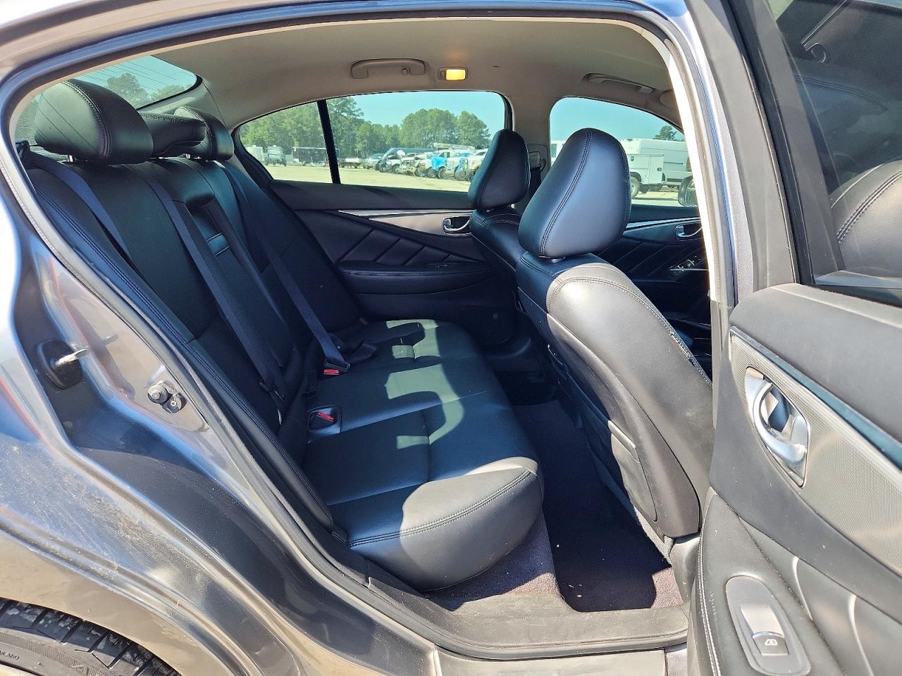 2014 Infiniti Q50 Base Silver vin: JN1BV7AP3EM692255