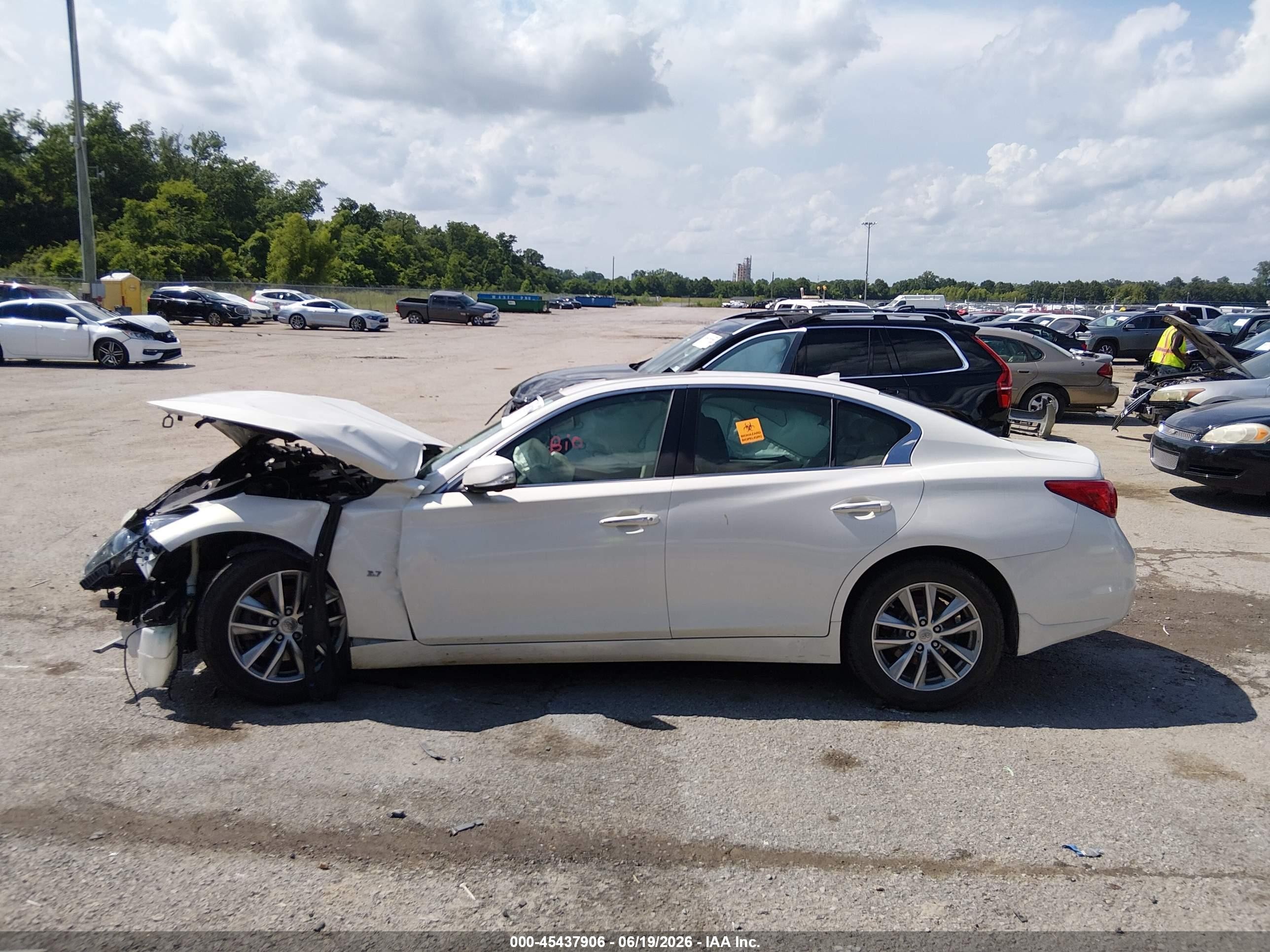 2014 Infiniti Q50 Premium White vin: JN1BV7AP4EM672791