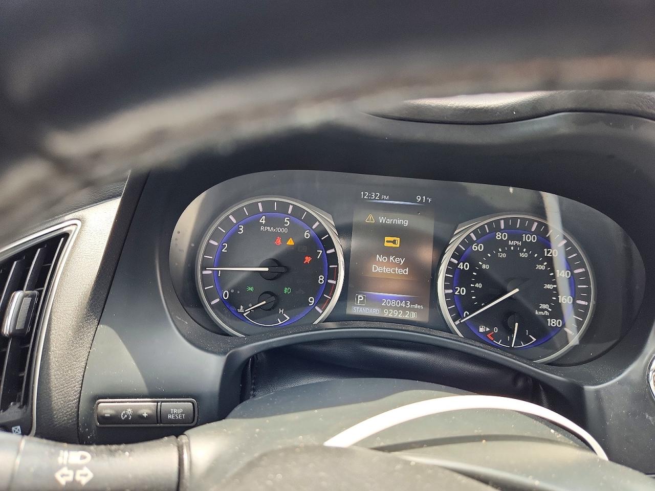 2014 Infiniti Q50 Base Silver vin: JN1BV7AP4EM686397