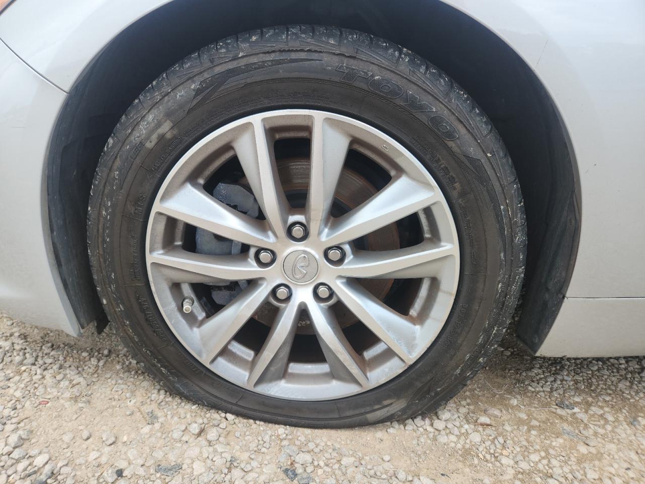 2015 Infiniti Q50 Premium Серебряный vin: JN1BV7AP5FM336827 Damage: Left Front Tire, Flat, Repair Required