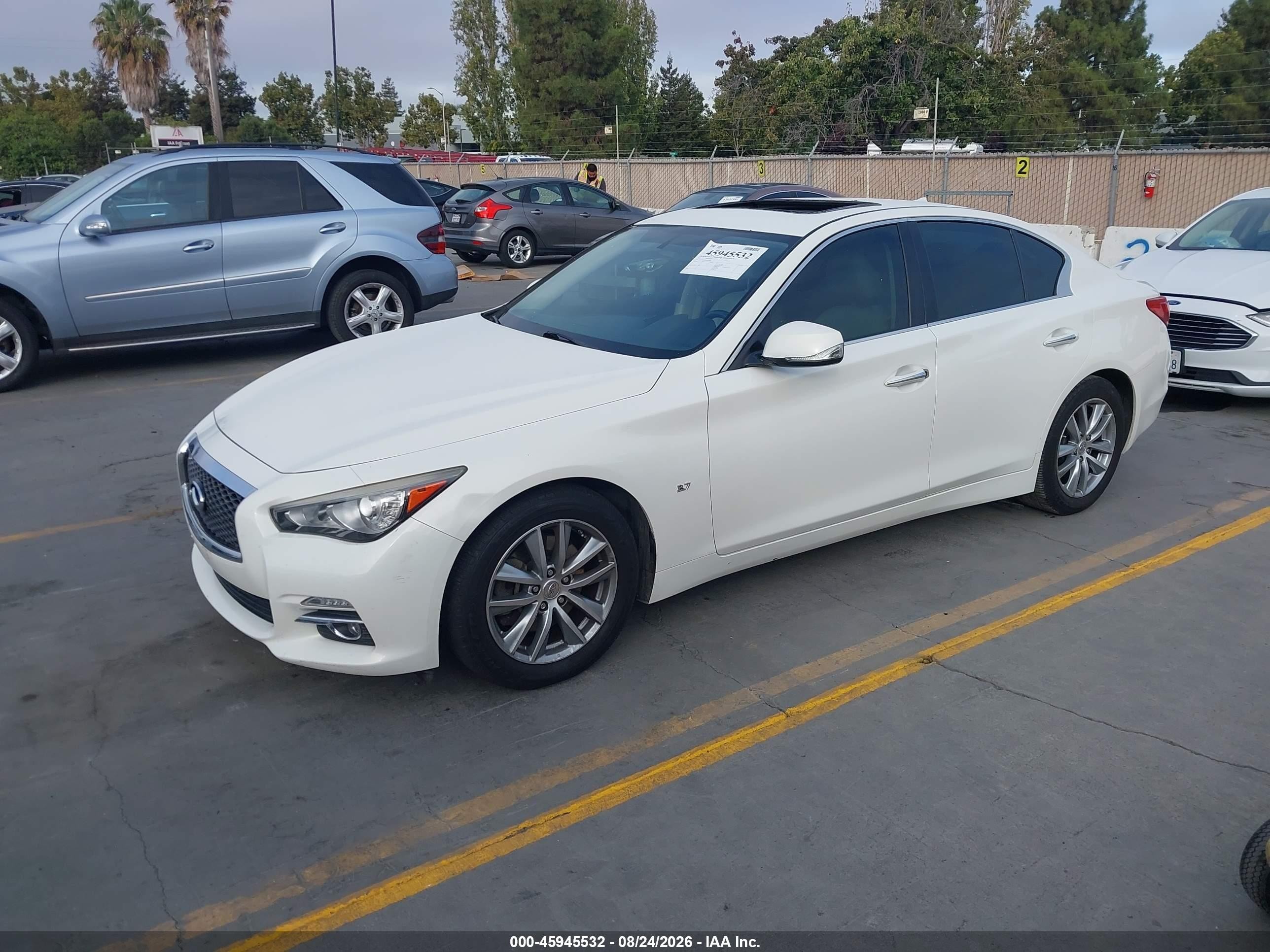 2015 Infiniti Q50   White vin: JN1BV7AP5FM352882