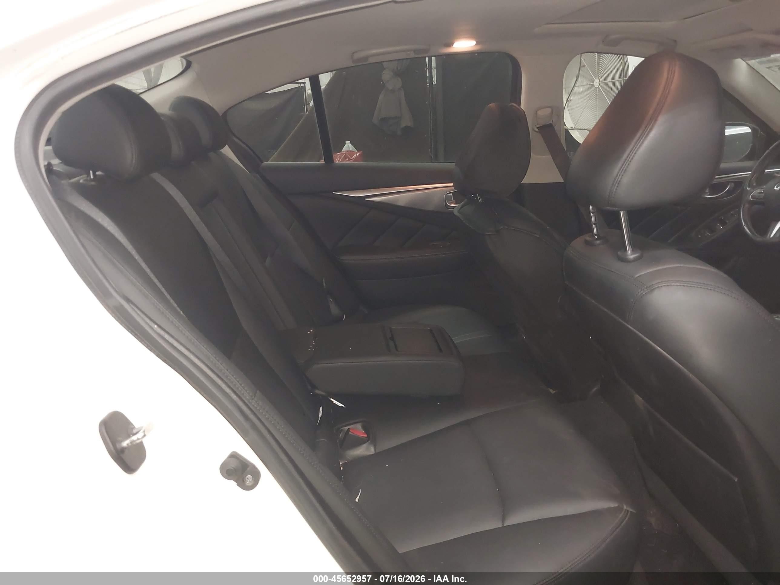 2015 Infiniti Q50 Premium White vin: JN1BV7AP7FM336697