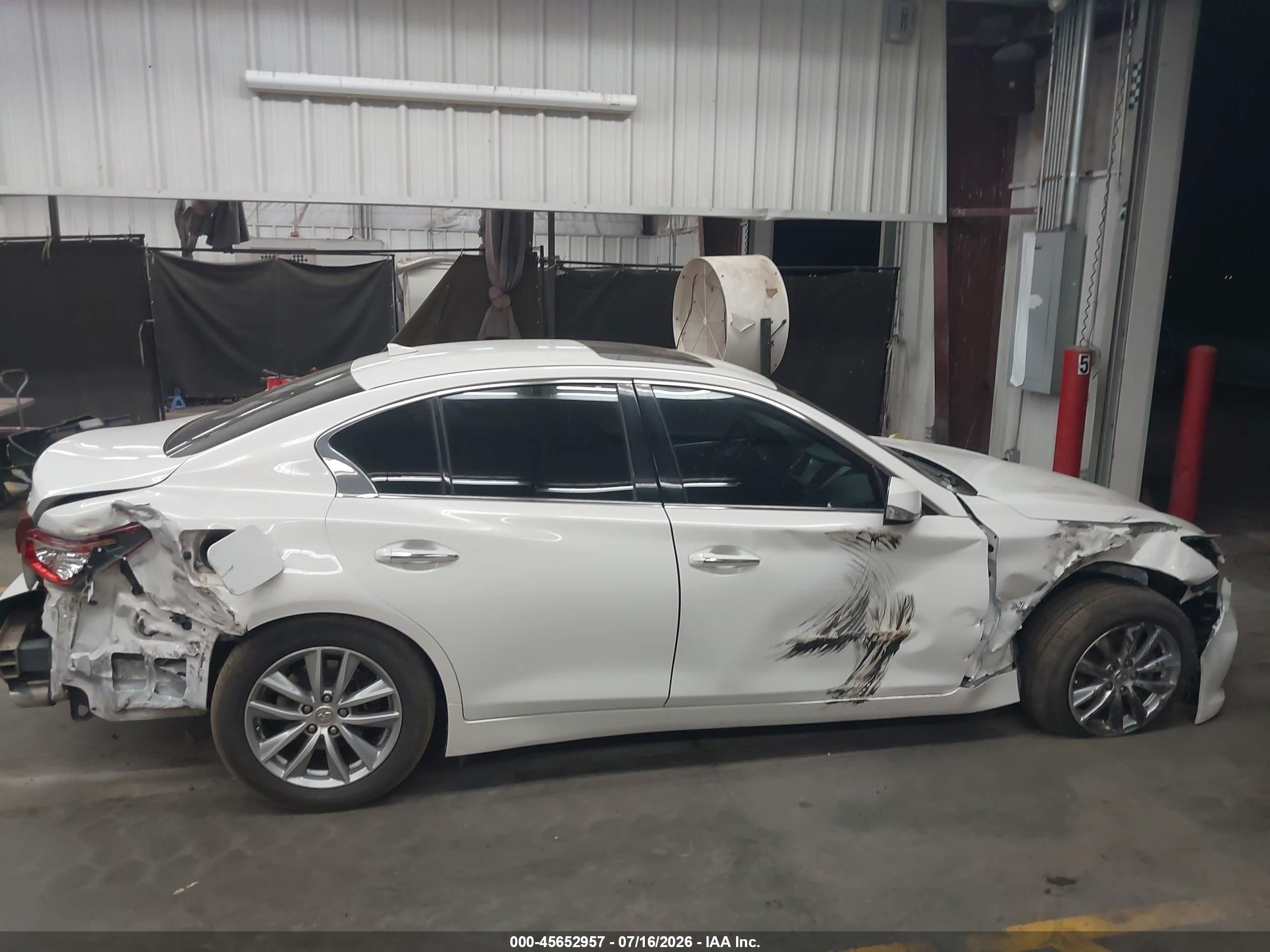 2015 Infiniti Q50 Premium White vin: JN1BV7AP7FM336697
