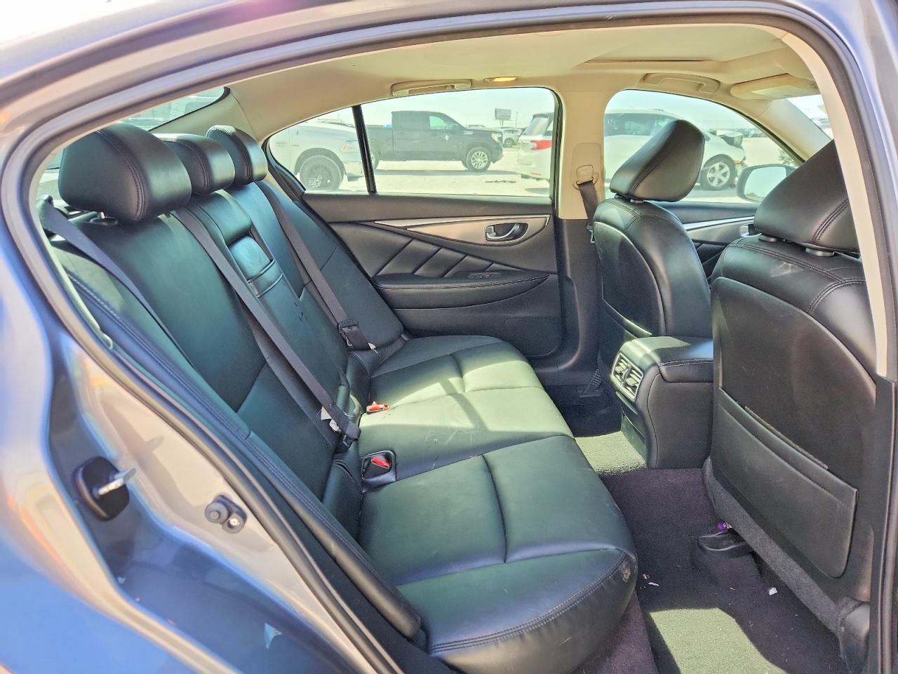 2015 Infiniti Uk Gray vin: JN1BV7AP9FM350178