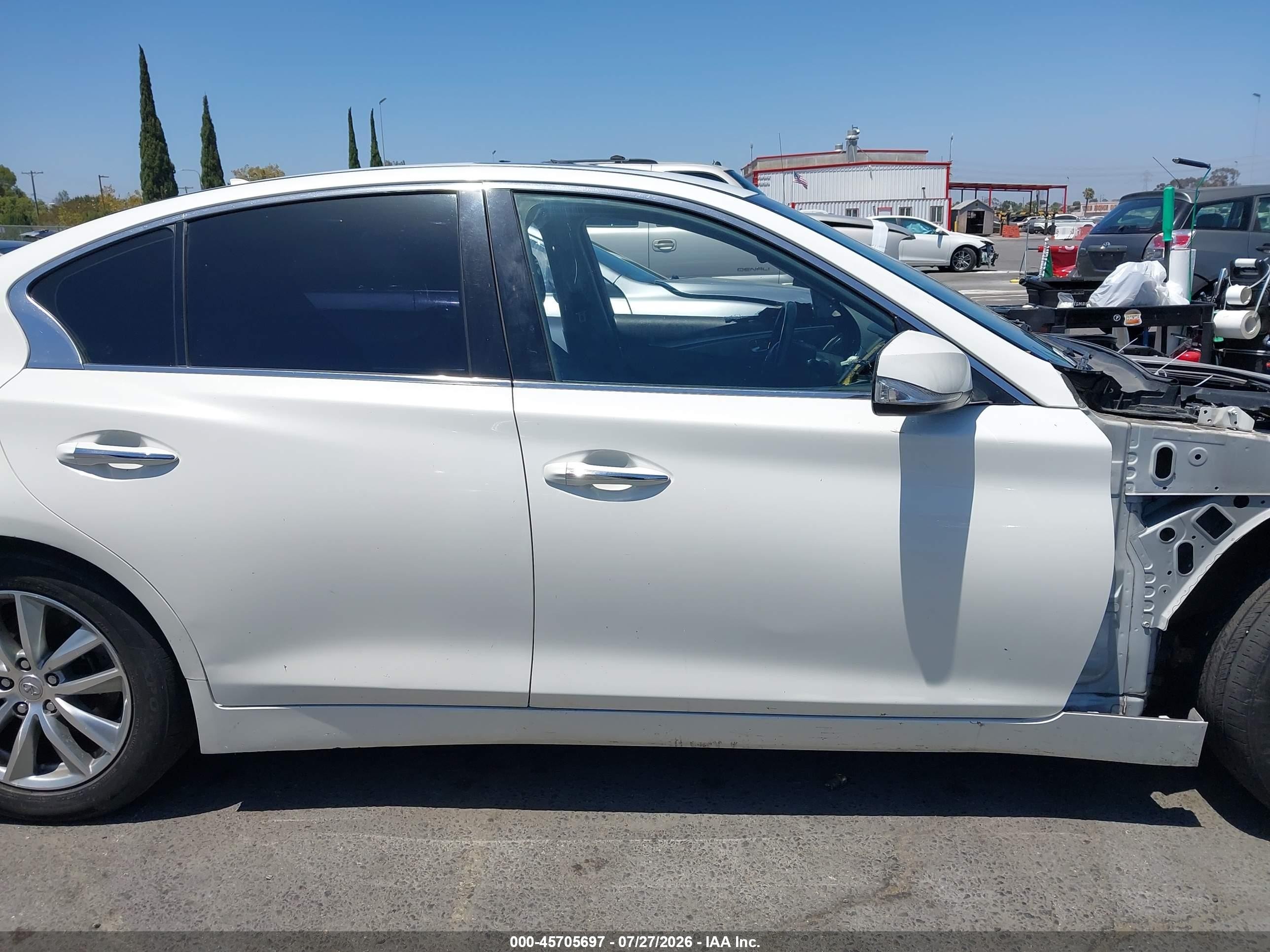 2015 Infiniti Q50   White vin: JN1BV7APXFM350478