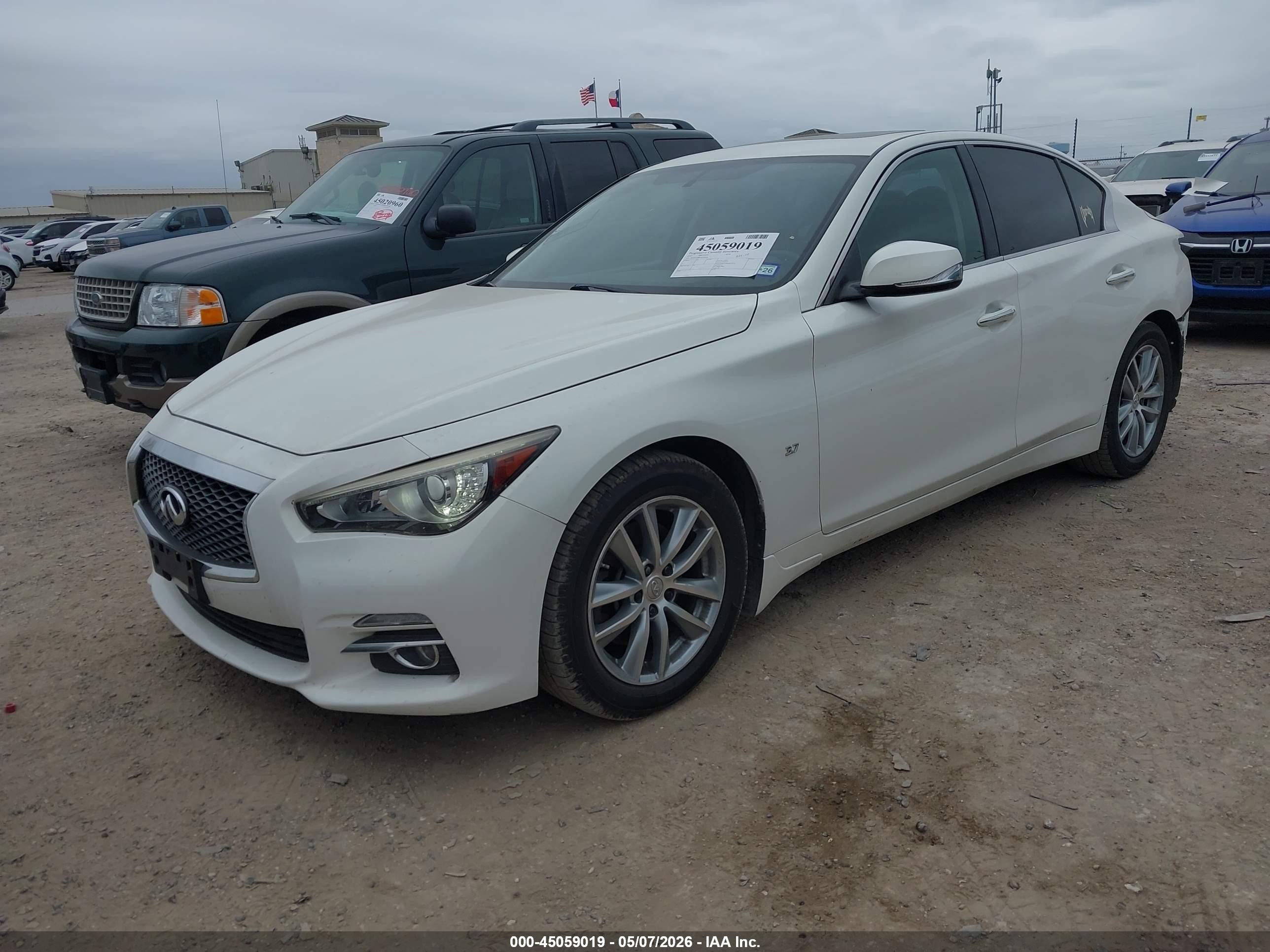 2015 Infiniti Q50   White vin: JN1BV7AR0FM398928