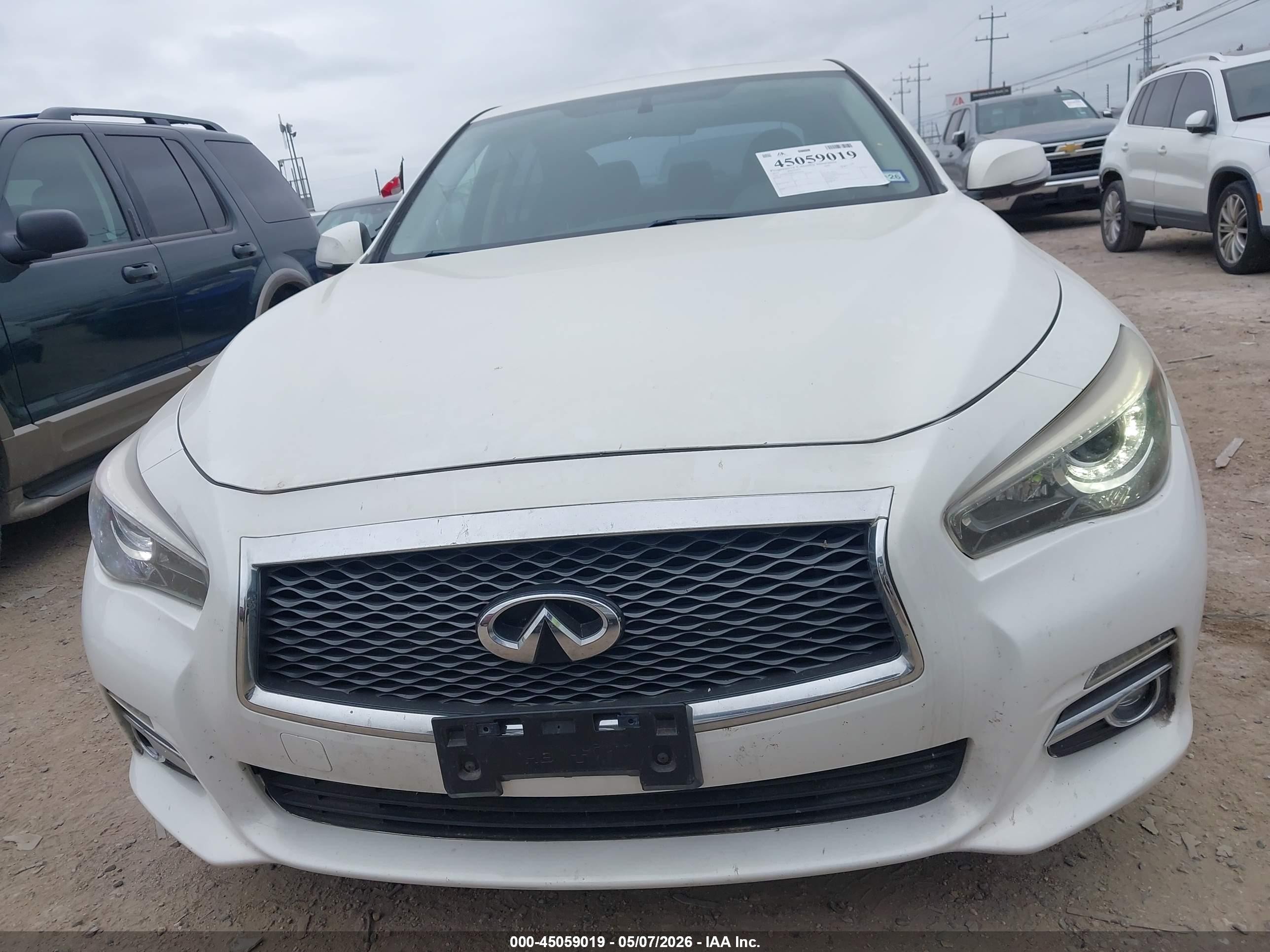 2015 Infiniti Q50   White vin: JN1BV7AR0FM398928