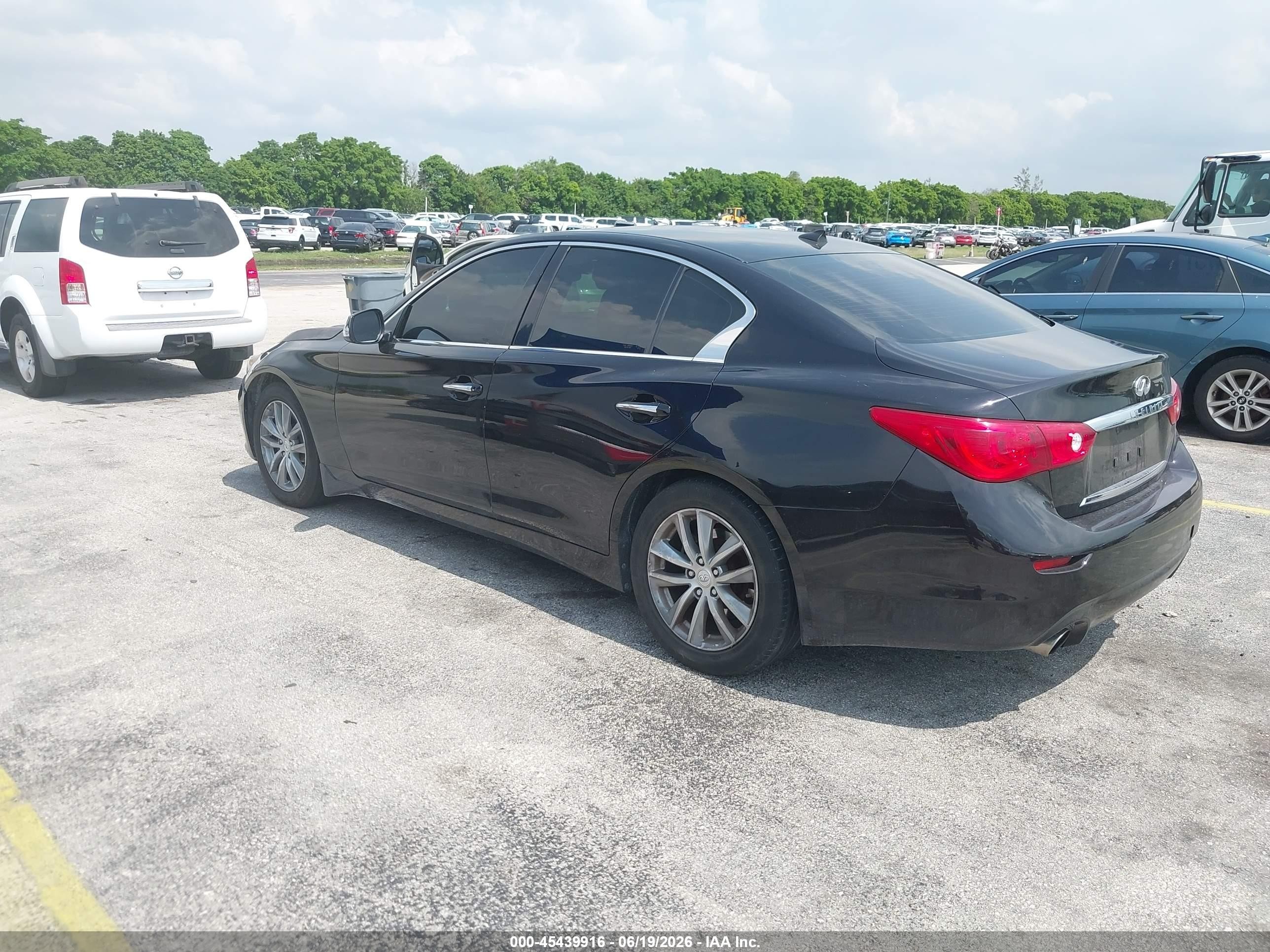 2015 Infiniti Q50 Premium Black vin: JN1BV7AR0FM407451