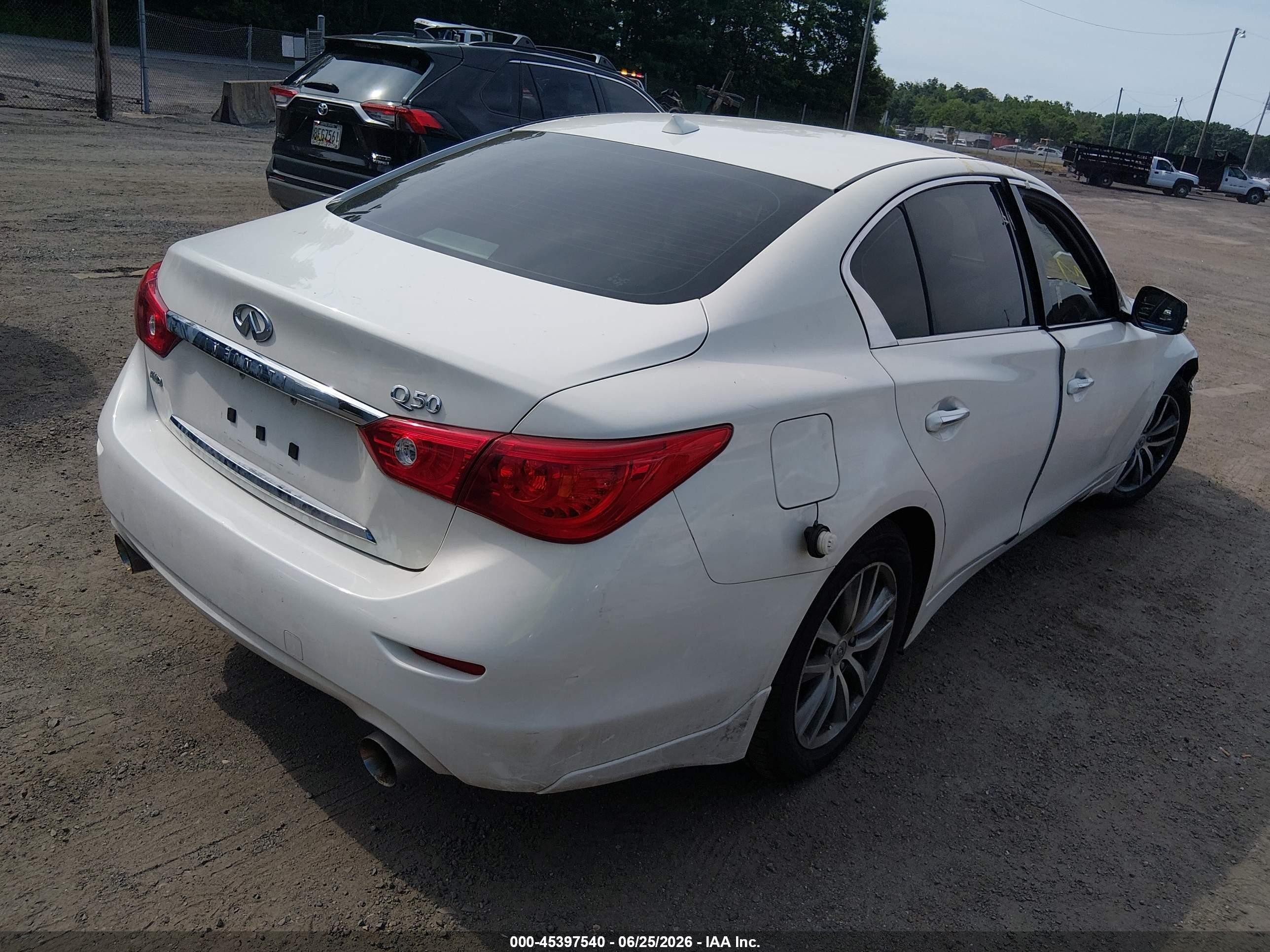 2015 Infiniti Q50 Premium Белый vin: JN1BV7AR0FM422533