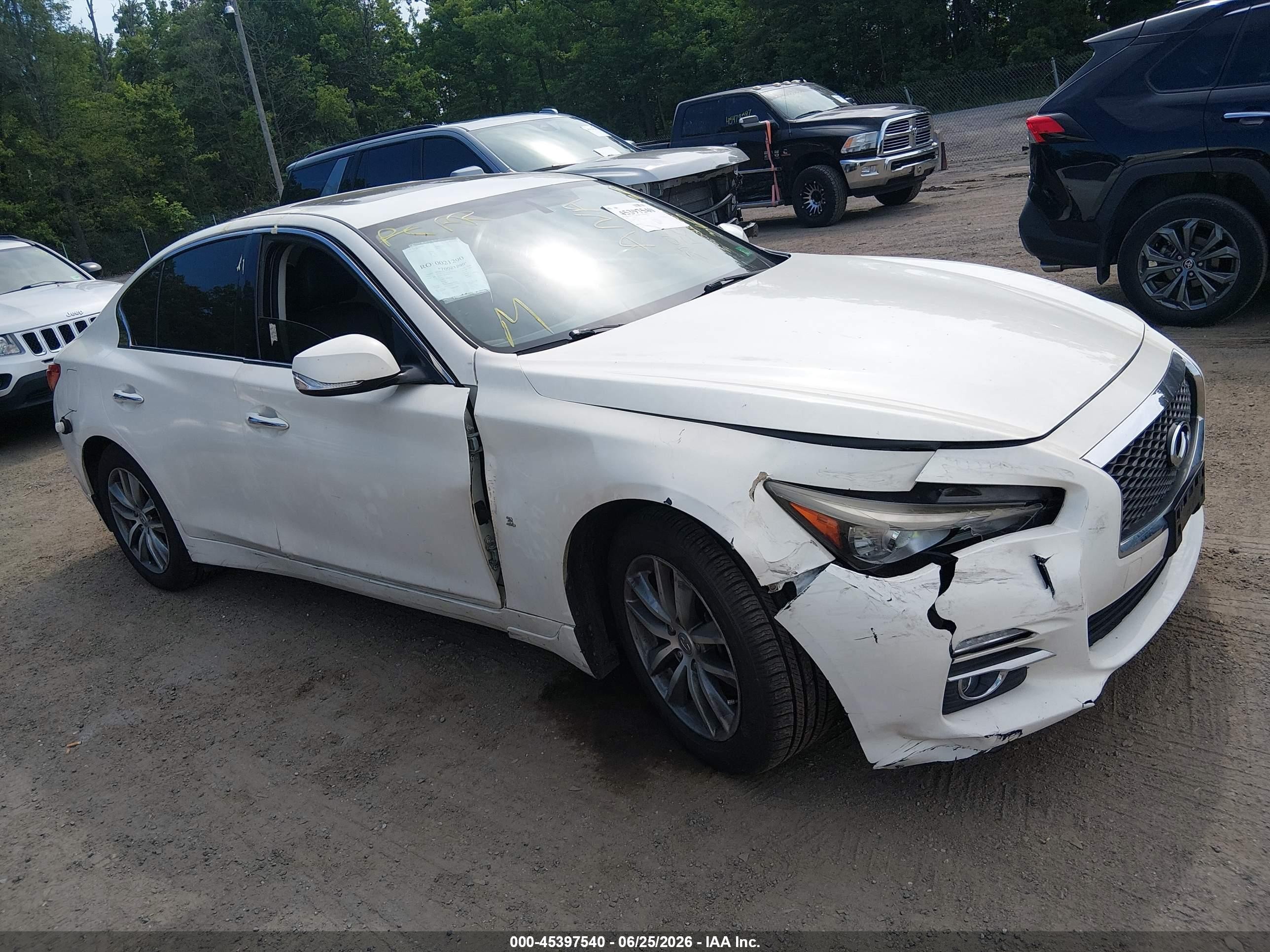 2015 Infiniti Q50 Premium Белый vin: JN1BV7AR0FM422533