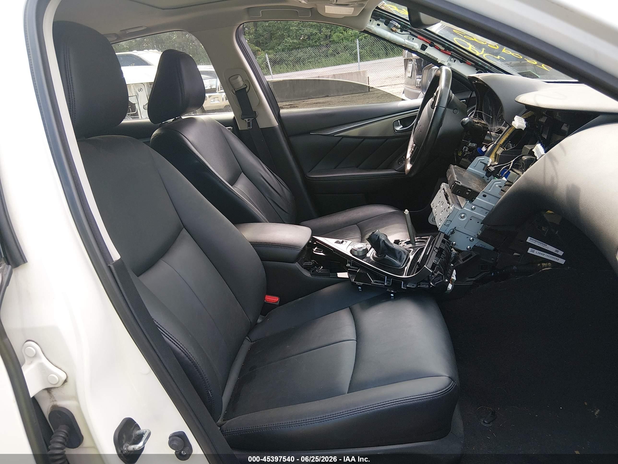 2015 Infiniti Q50 Premium Белый vin: JN1BV7AR0FM422533