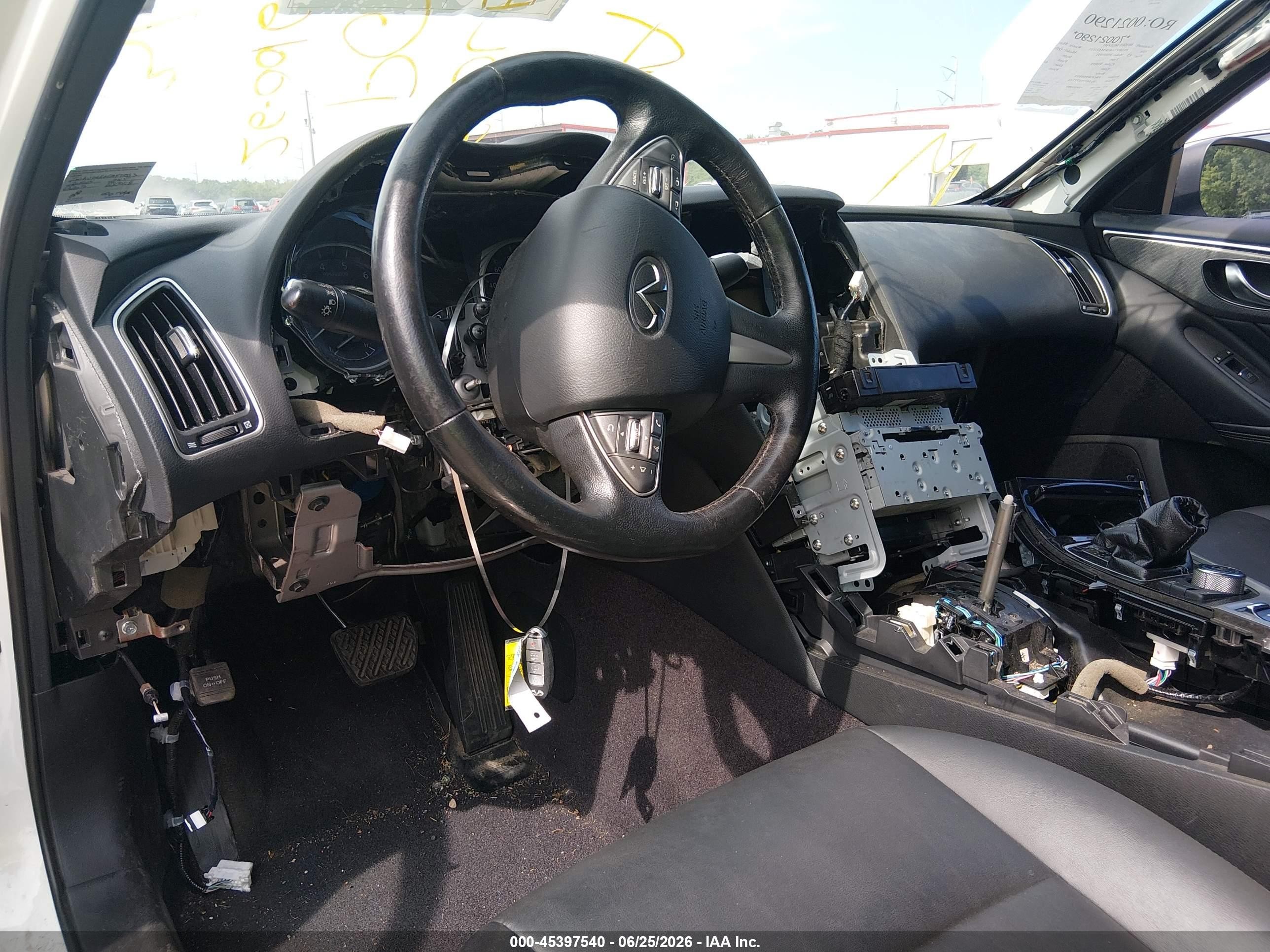 2015 Infiniti Q50 Premium Белый vin: JN1BV7AR0FM422533