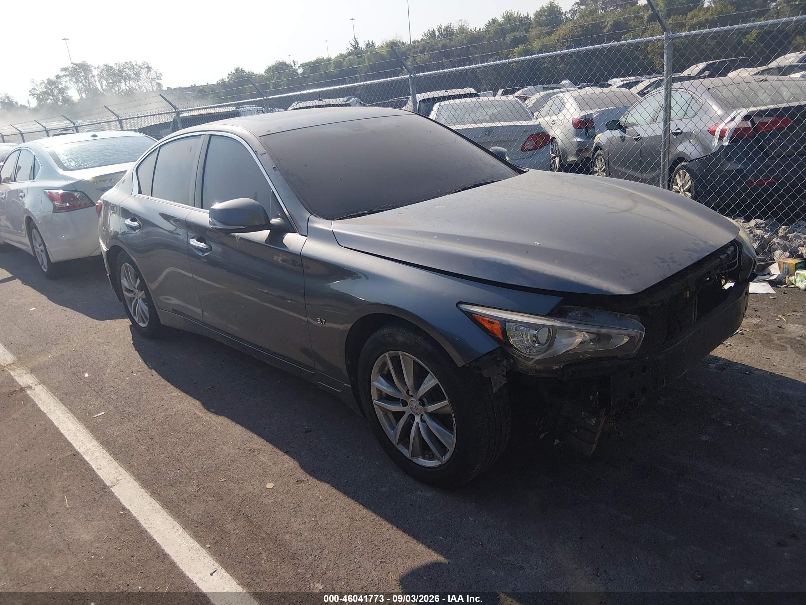 2015 Infiniti Q50 Premium Серебряный vin: JN1BV7AR1FM395391