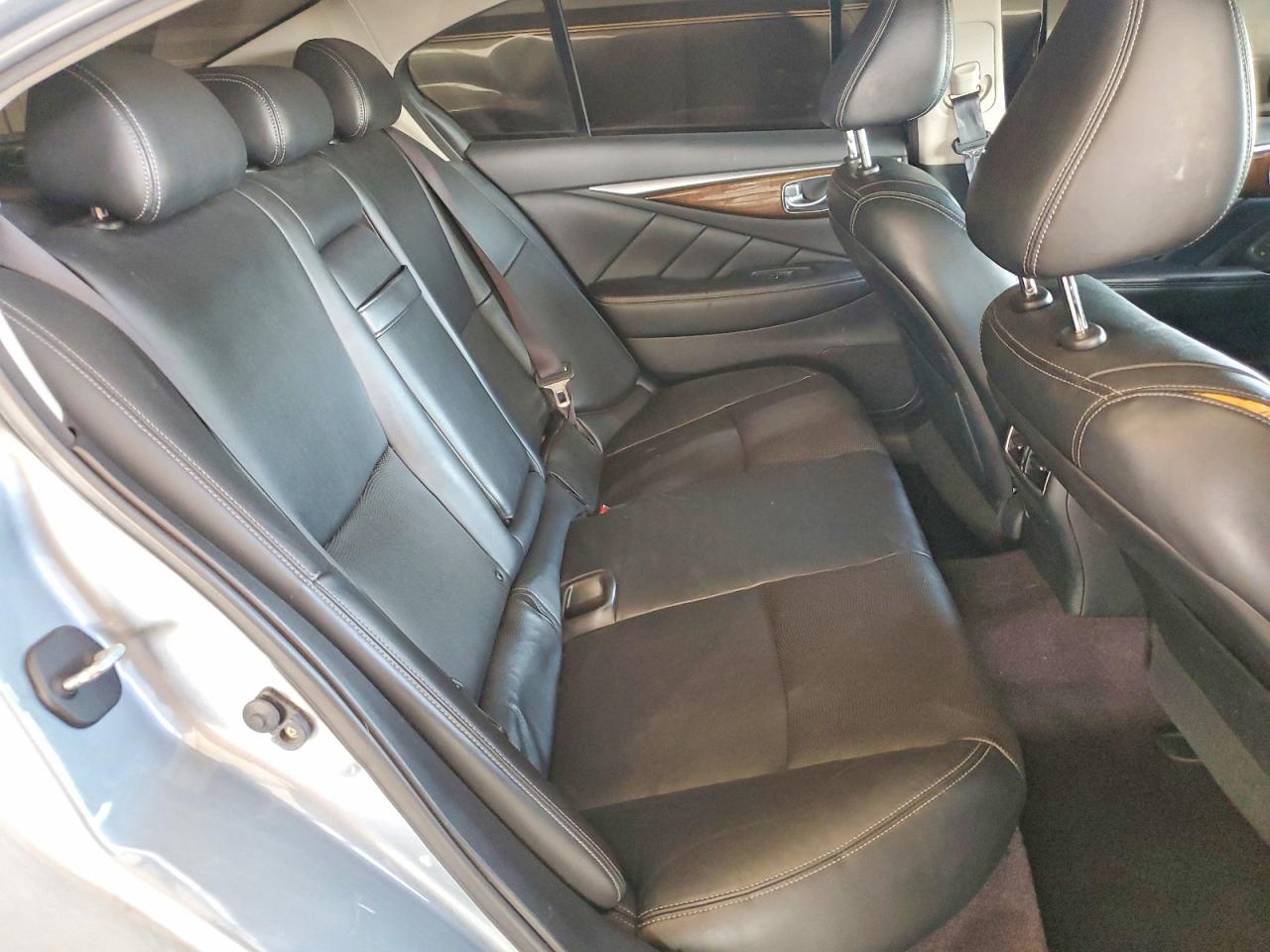 2014 Infiniti Q50 Base Silver vin: JN1BV7AR2EM680597