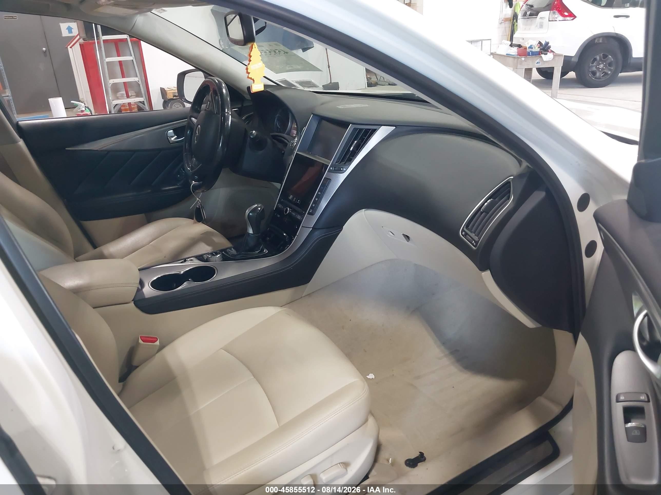 2015 Infiniti Q50 Premium Белый vin: JN1BV7AR4FM420039