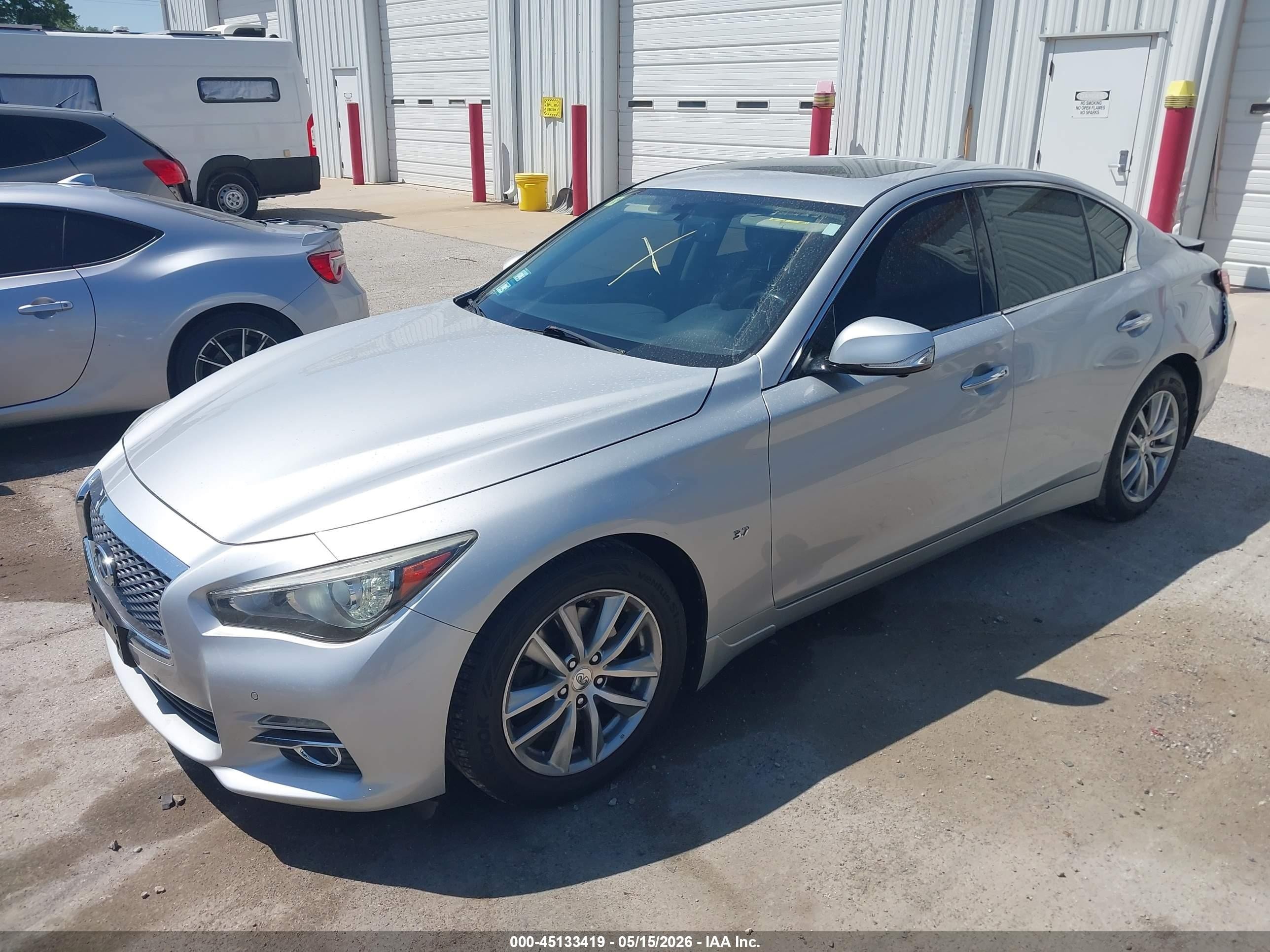 2015 Infiniti Q50 Premium Серебряный vin: JN1BV7AR5FM399542