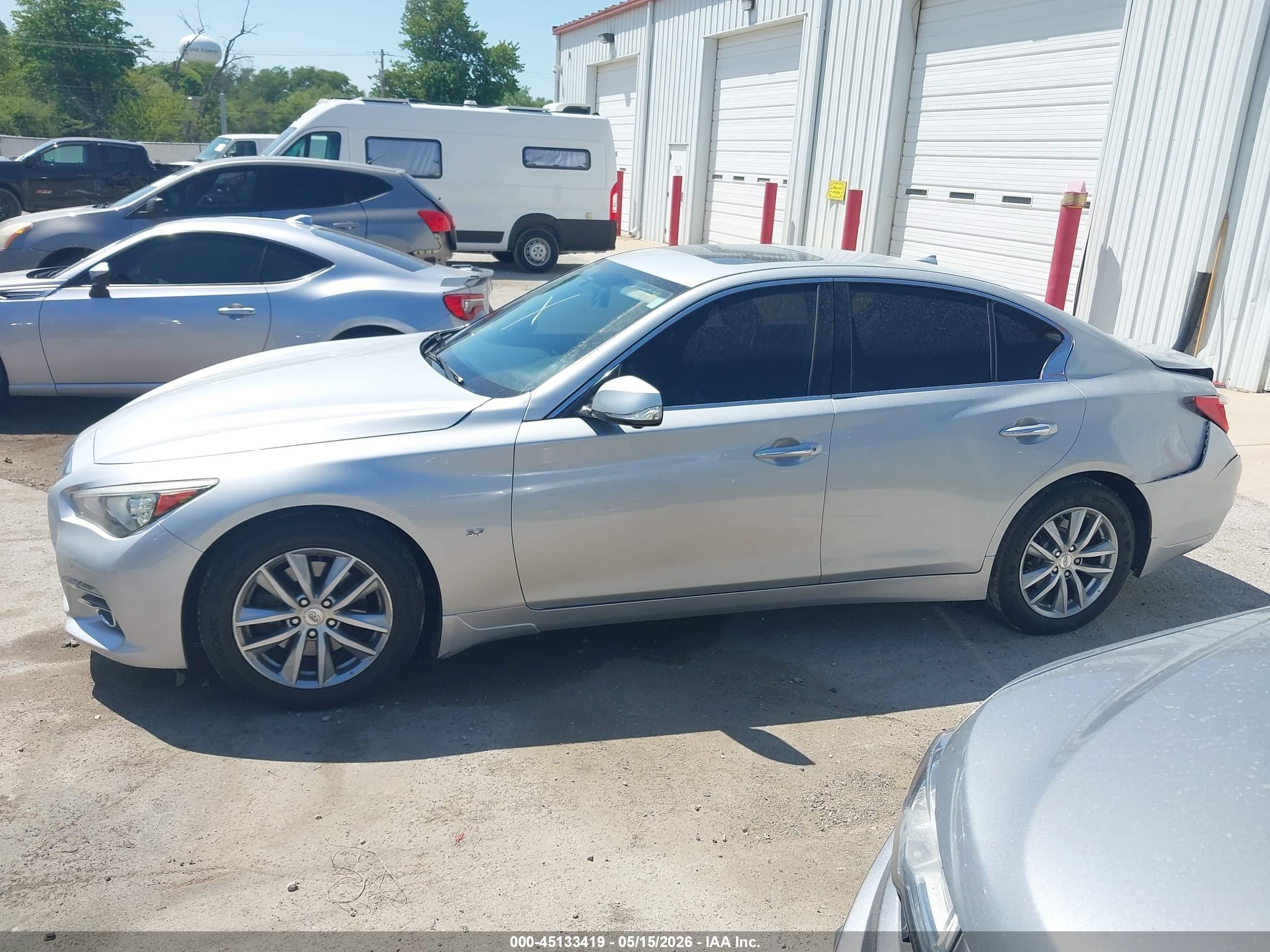 2015 Infiniti Q50 Premium Серебряный vin: JN1BV7AR5FM399542