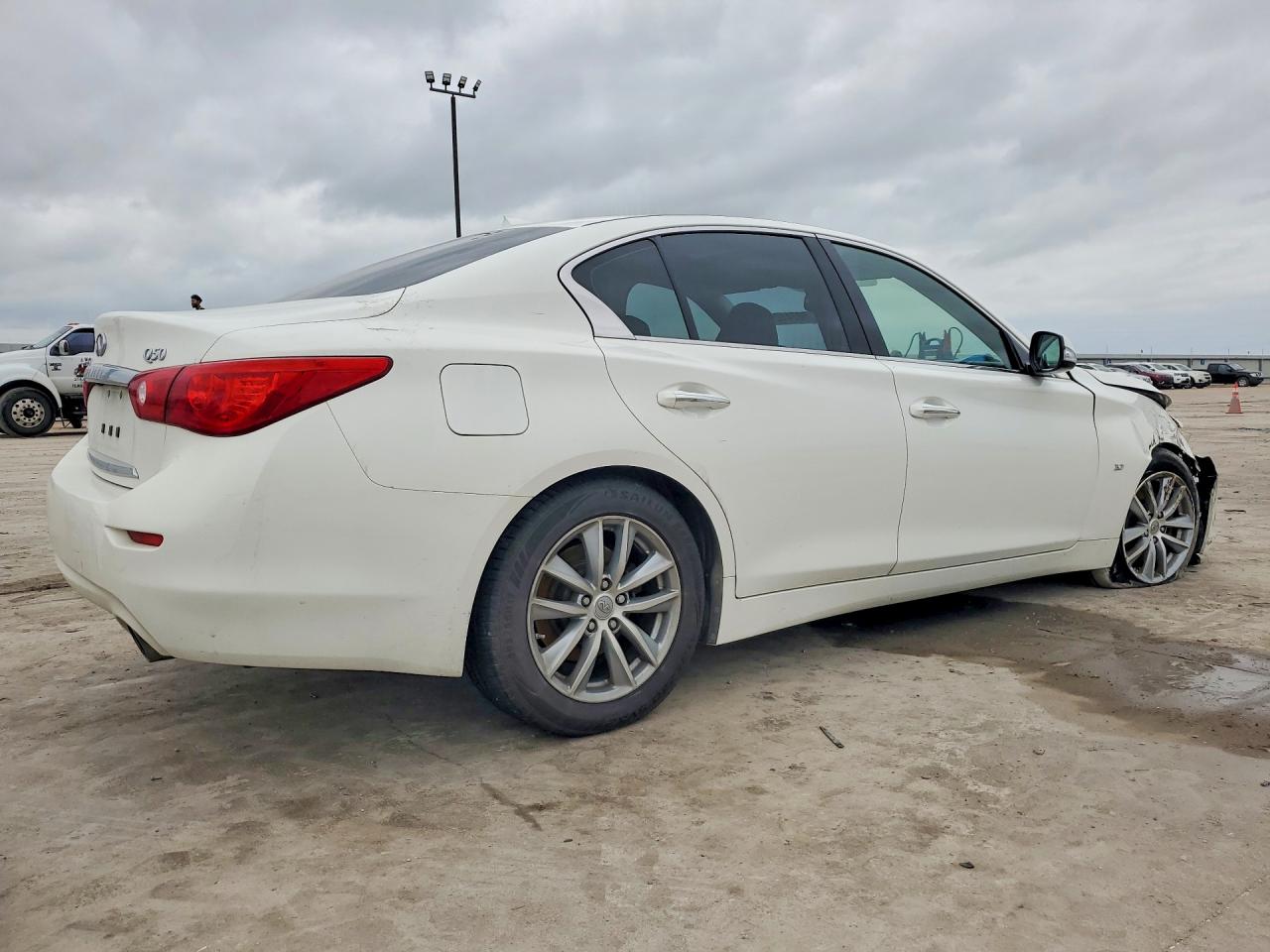 2015 Infiniti Q50 Premium Белый vin: JN1BV7AR5FM399766